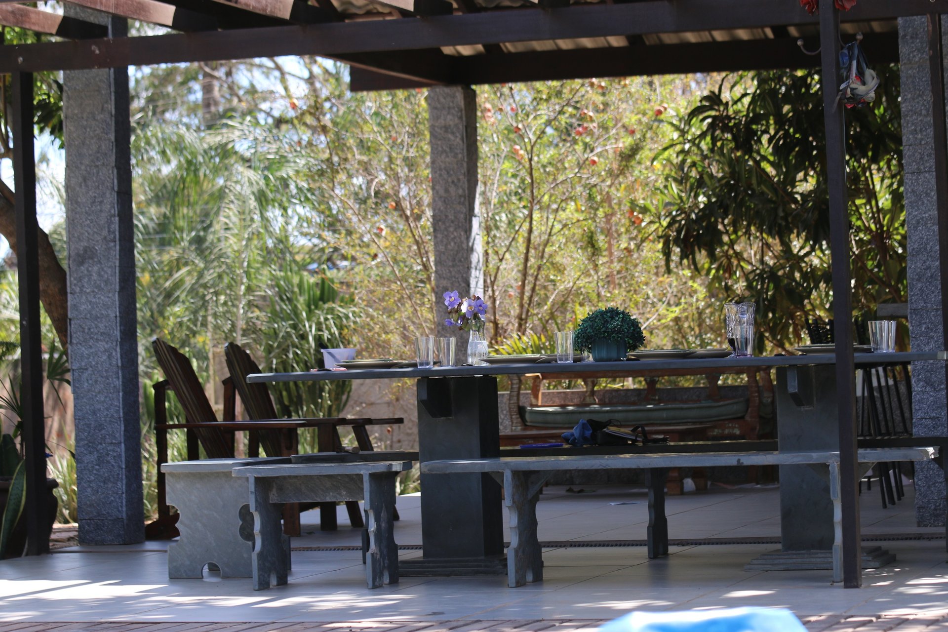 gray computer monitor