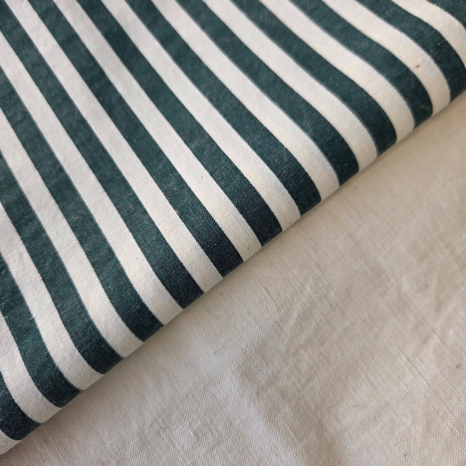 feuillages flous en tons naturels