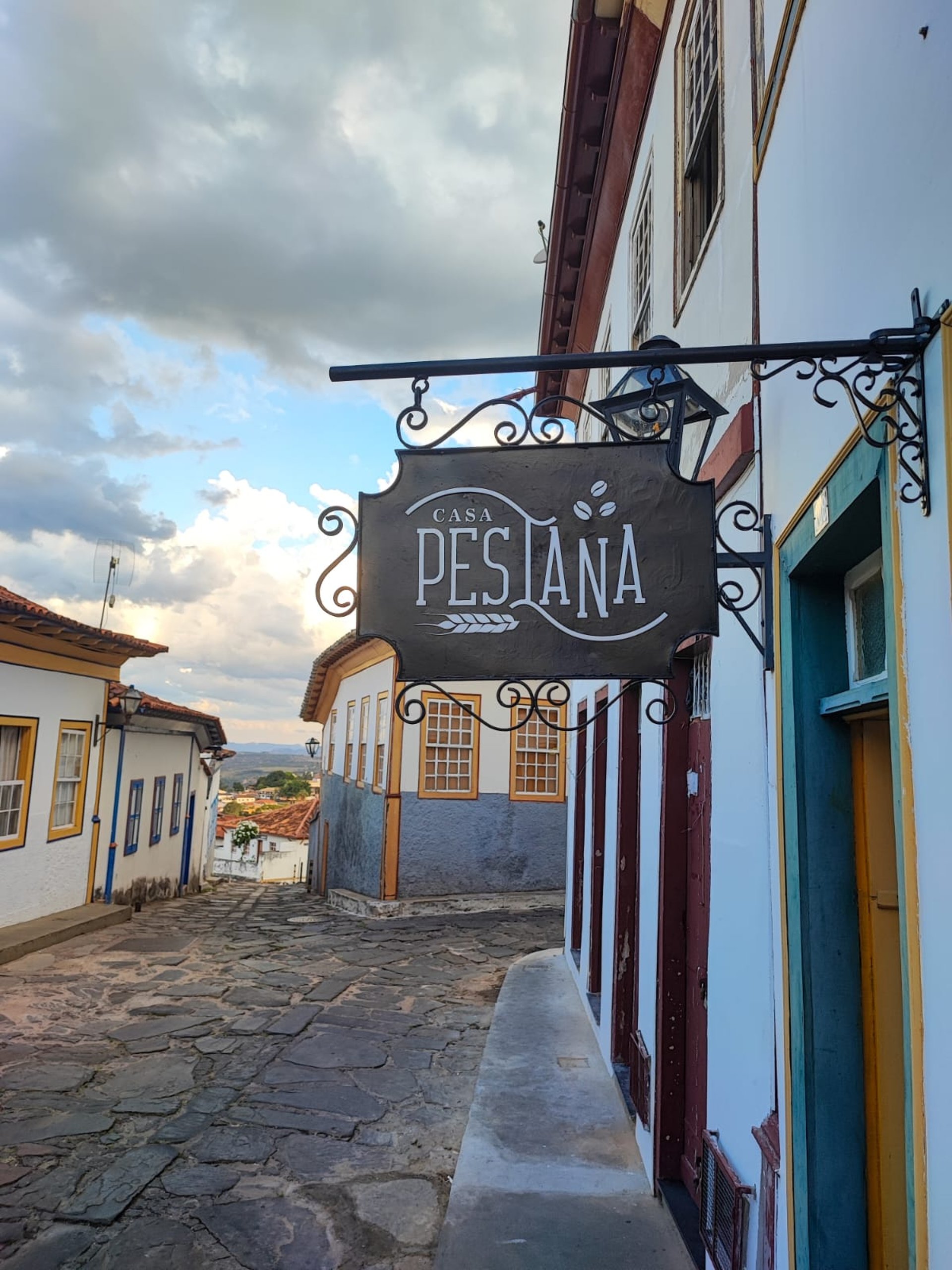 faça um recorte da enfase a placa escrita pestana e a entrada porta pintada em verde e amarelo
