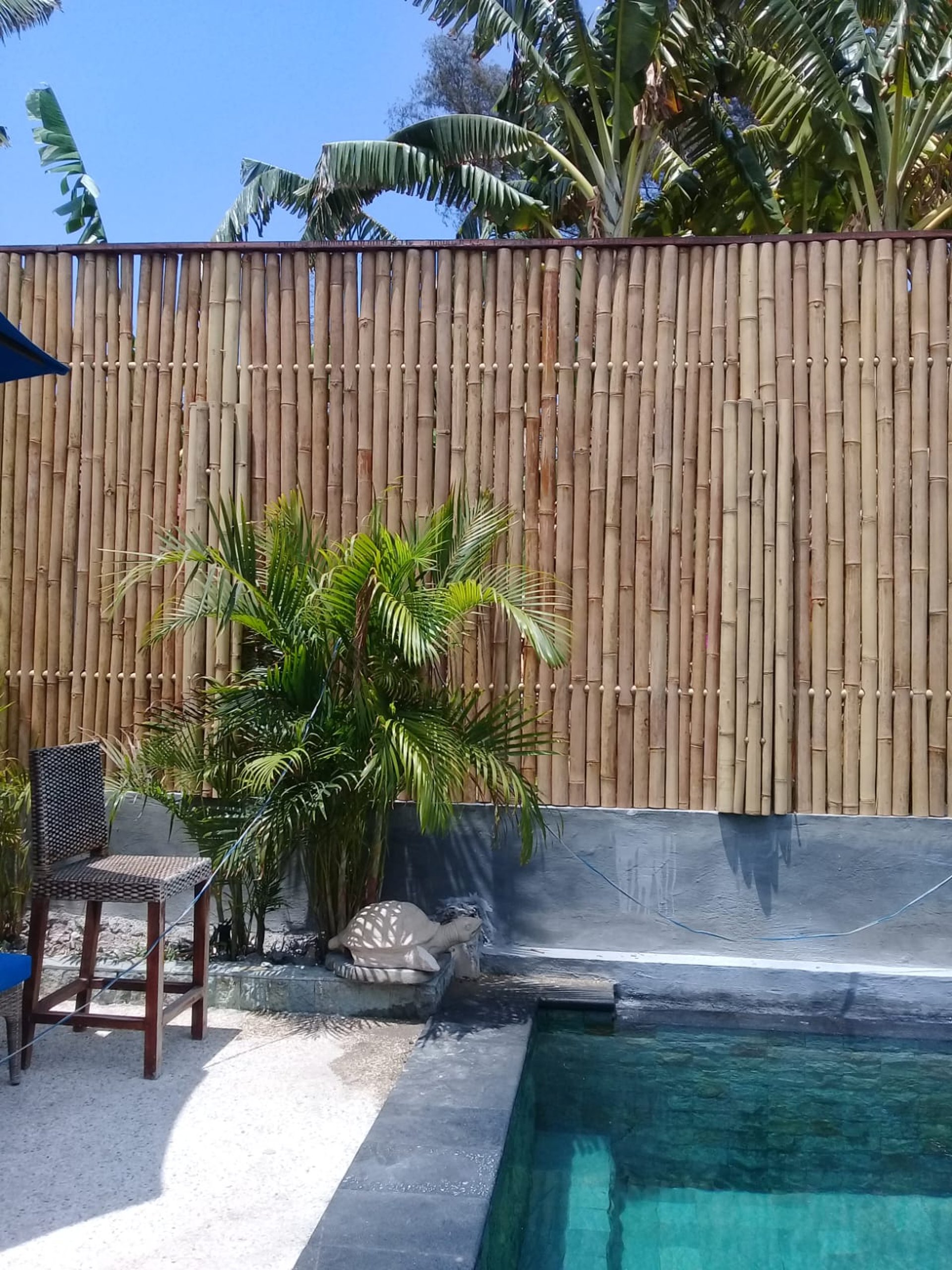 gray computer monitor