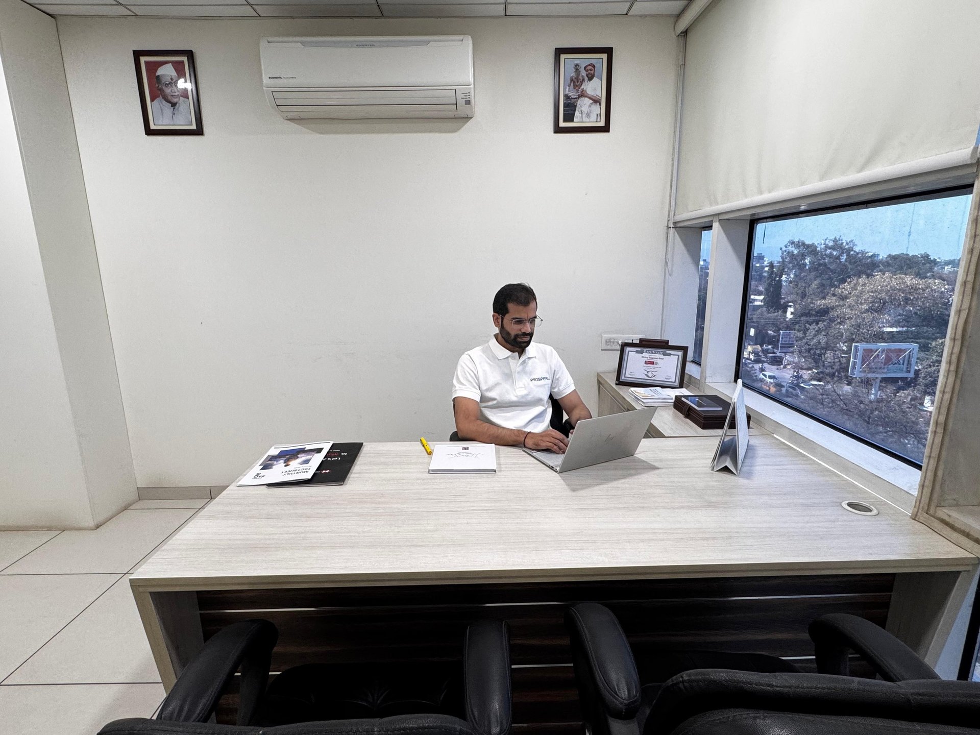 gray computer monitor