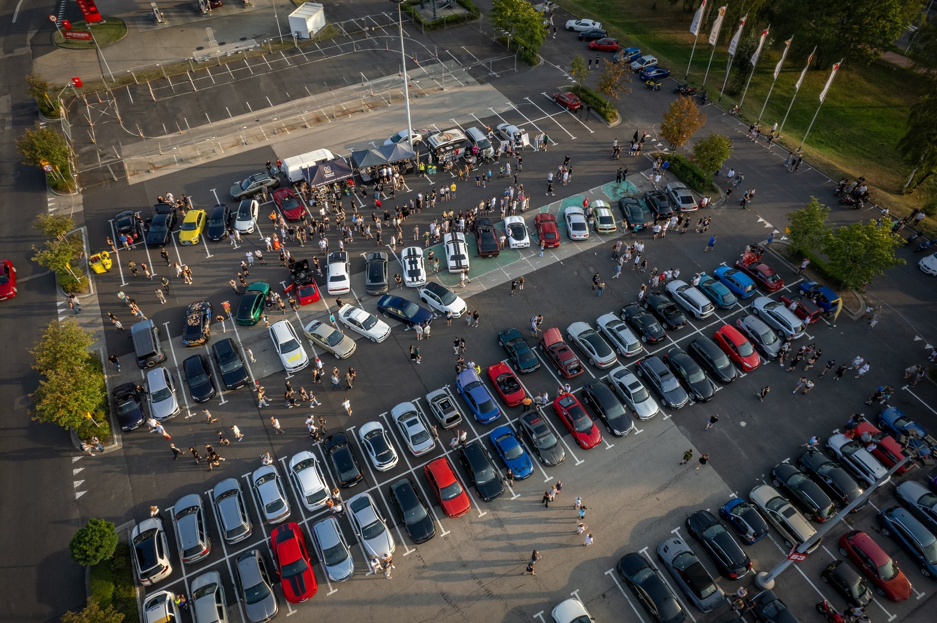 gray computer monitor