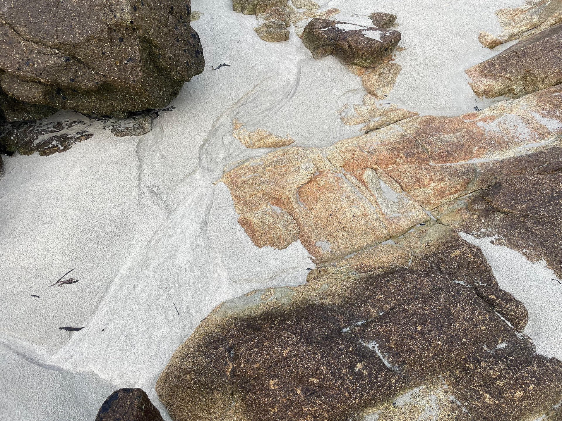 plage de sable avec quelques rochers