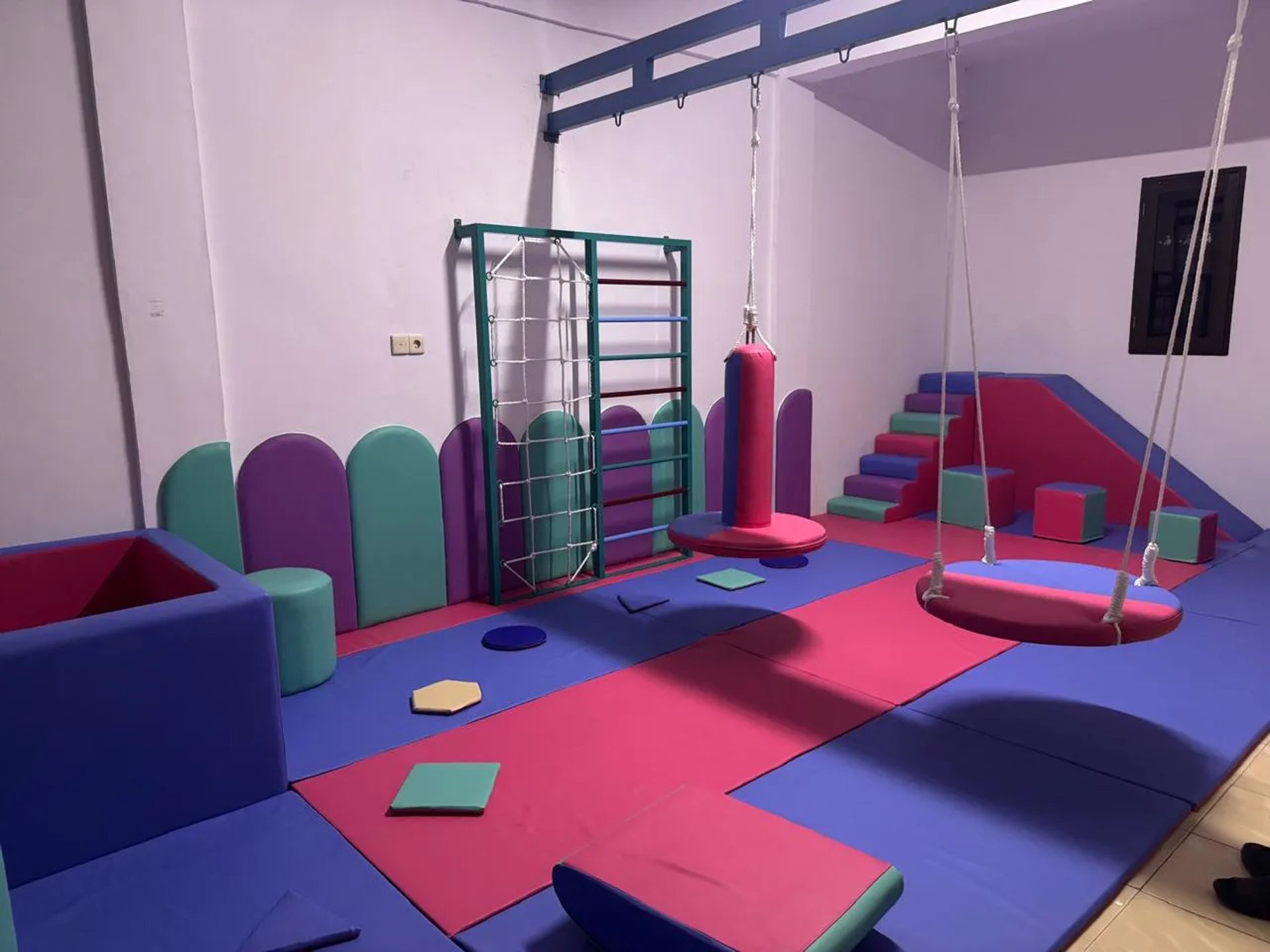 Ruang terapi anak di rumah dengan alat sensorik lengkap dari Child Growth Indonesia
