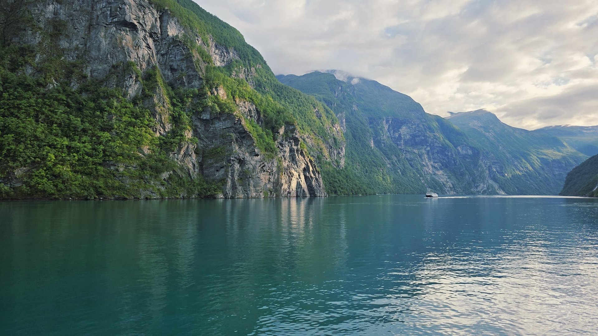Geirangerfjord w Norwegii, widok ze statku