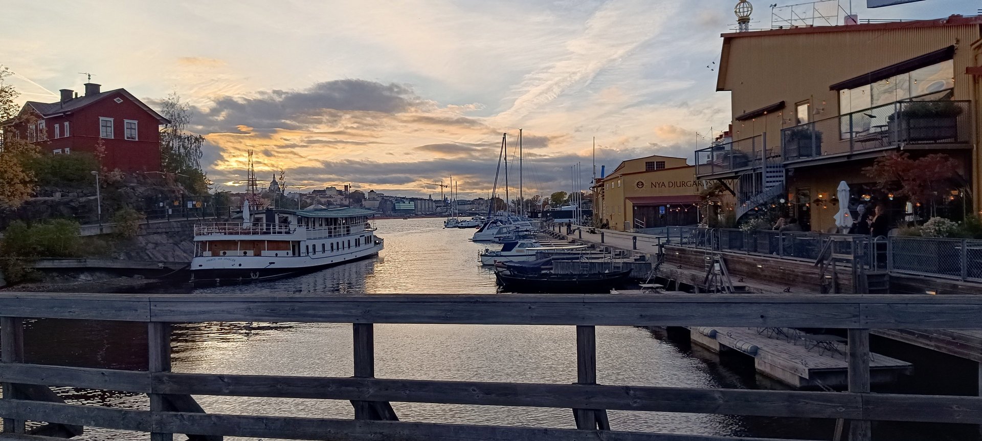 Późne popołudnie w porcie Djurgården w Sztokholmie