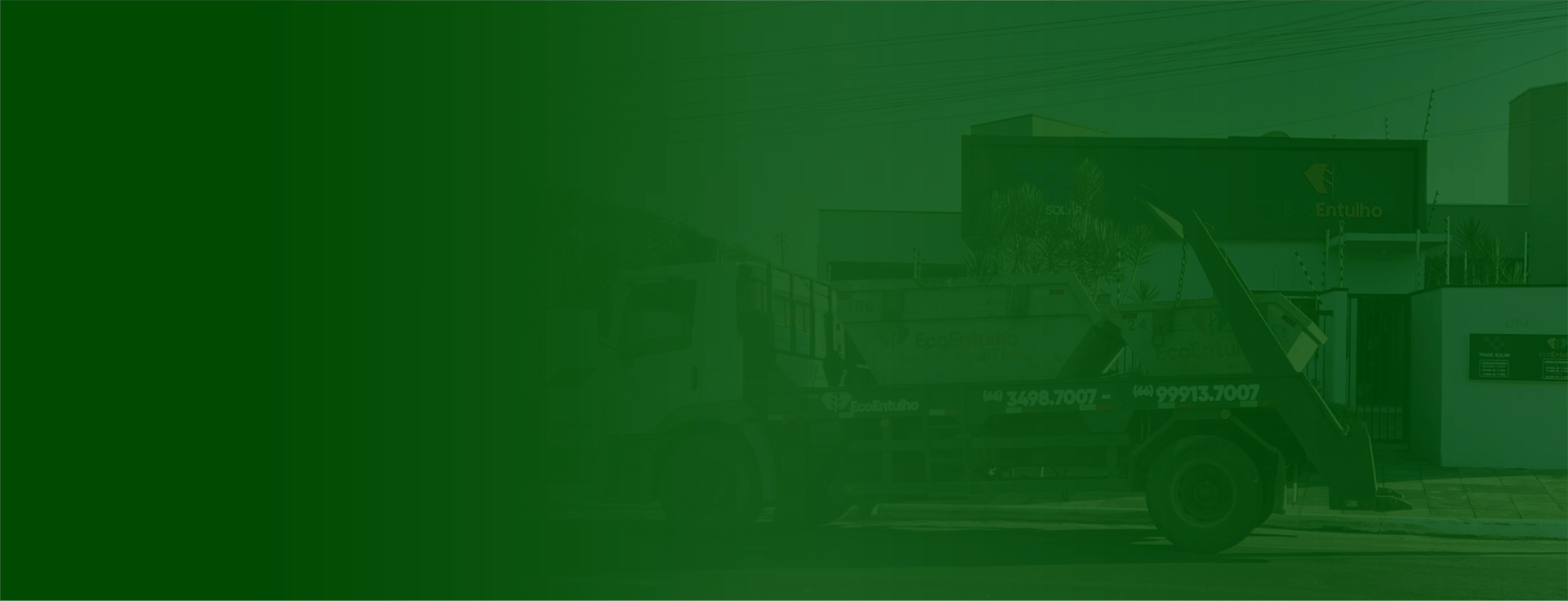 Caminhão da Eco-Entulho transportando caçamba para locação de entulho em área urbana. Serviço rápido e eficiente de remoção.