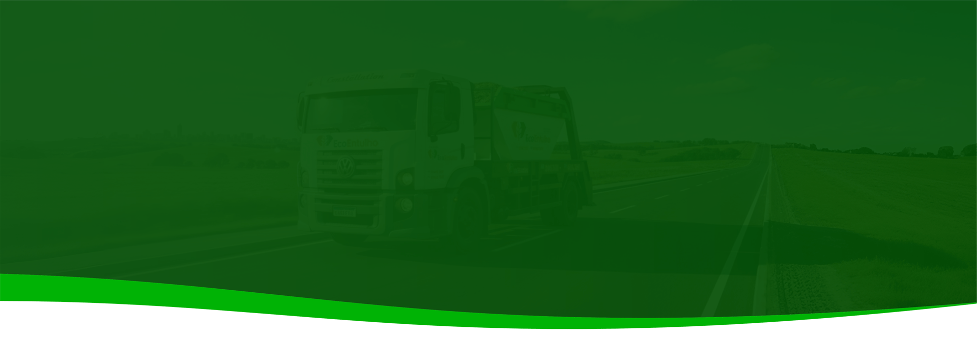 Caminhão da Eco-Entulho para locação de caçambas e serviço de remoção de entulho rodando em uma estrada com fundo verde.