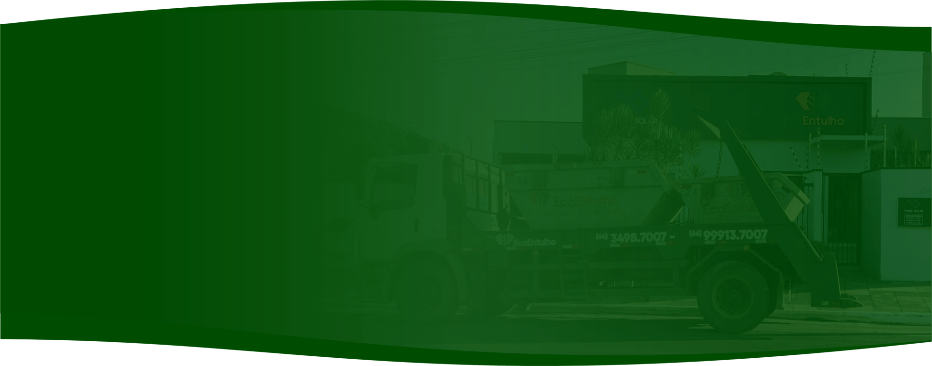 Caminhão da Eco-Entulho com caçamba pronto para locação e remoção de entulho, estacionado em frente à sede da empresa.