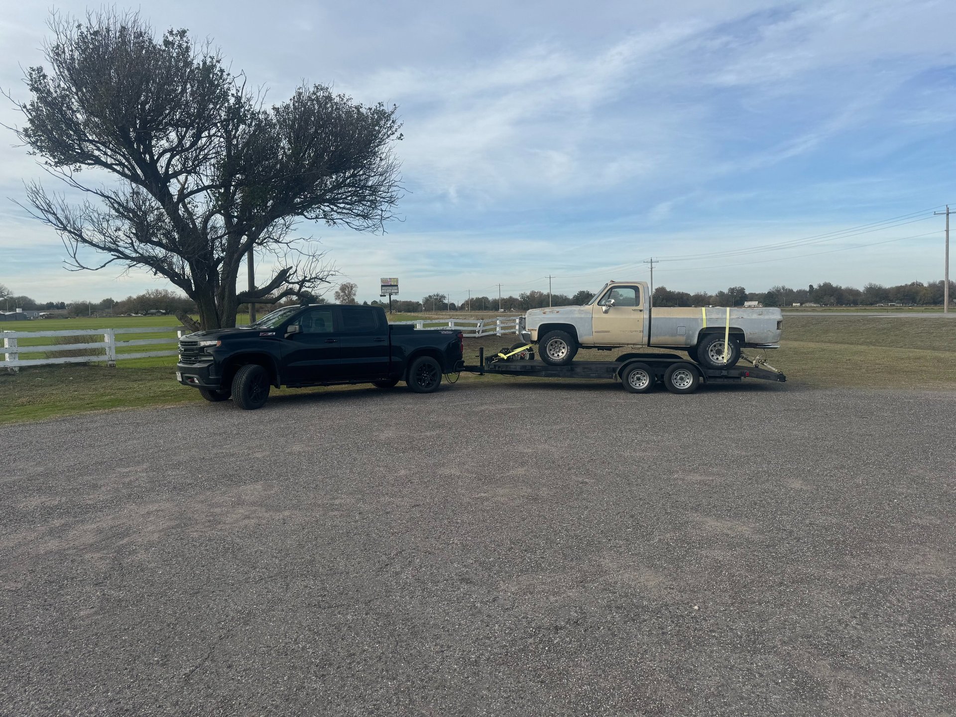 gray computer monitor