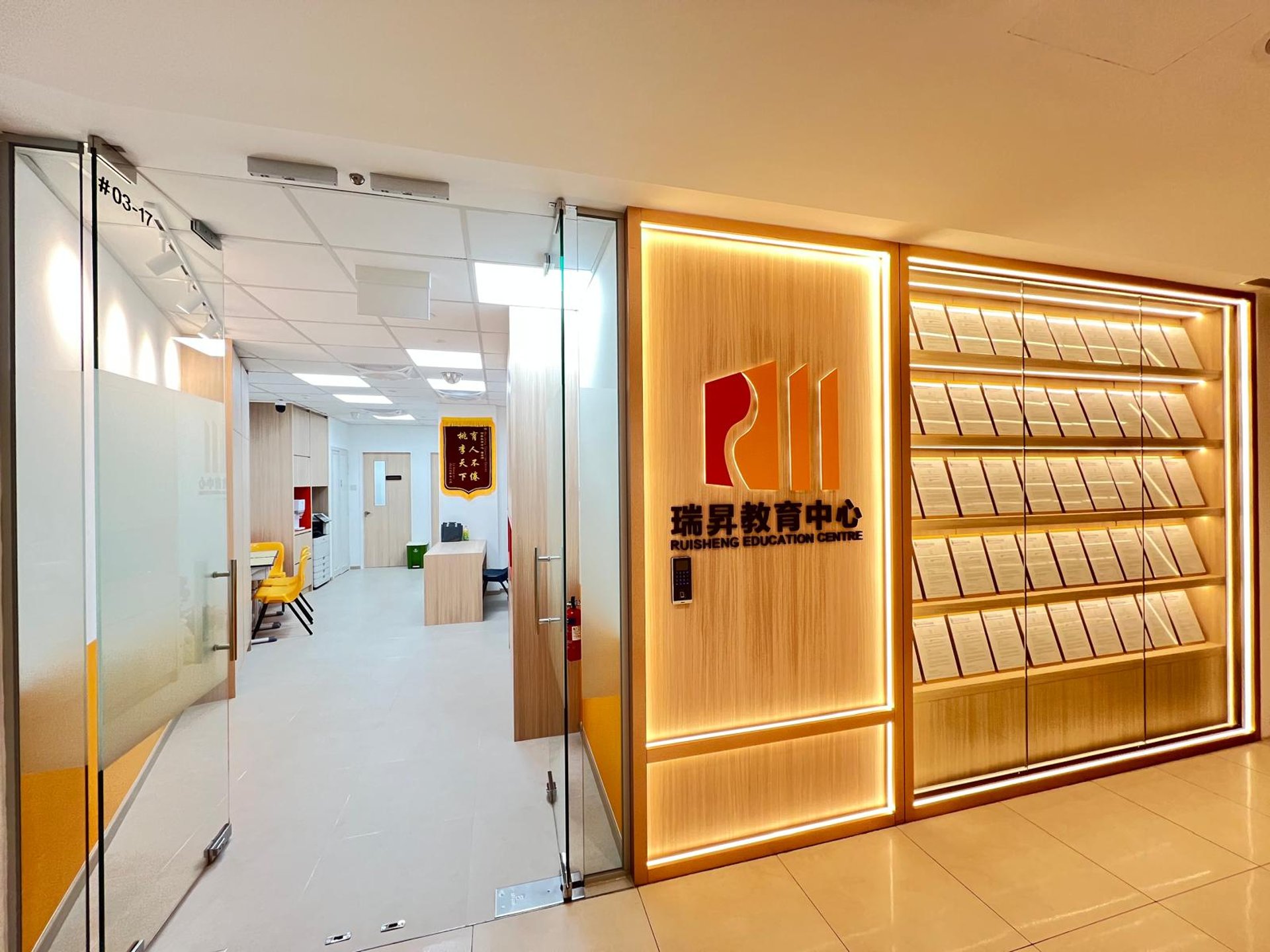 gray computer monitor