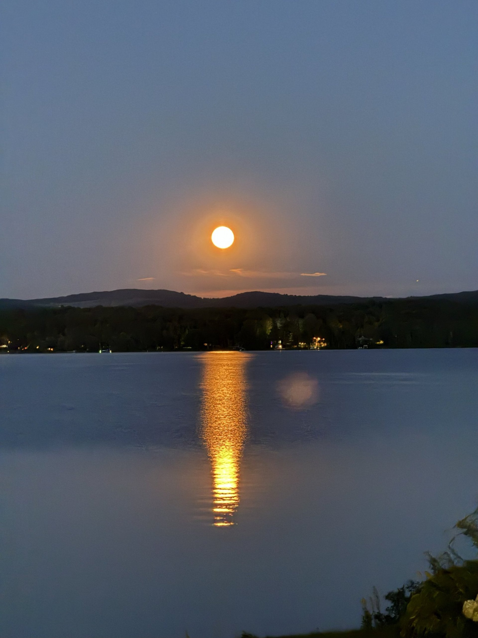 gray computer monitor