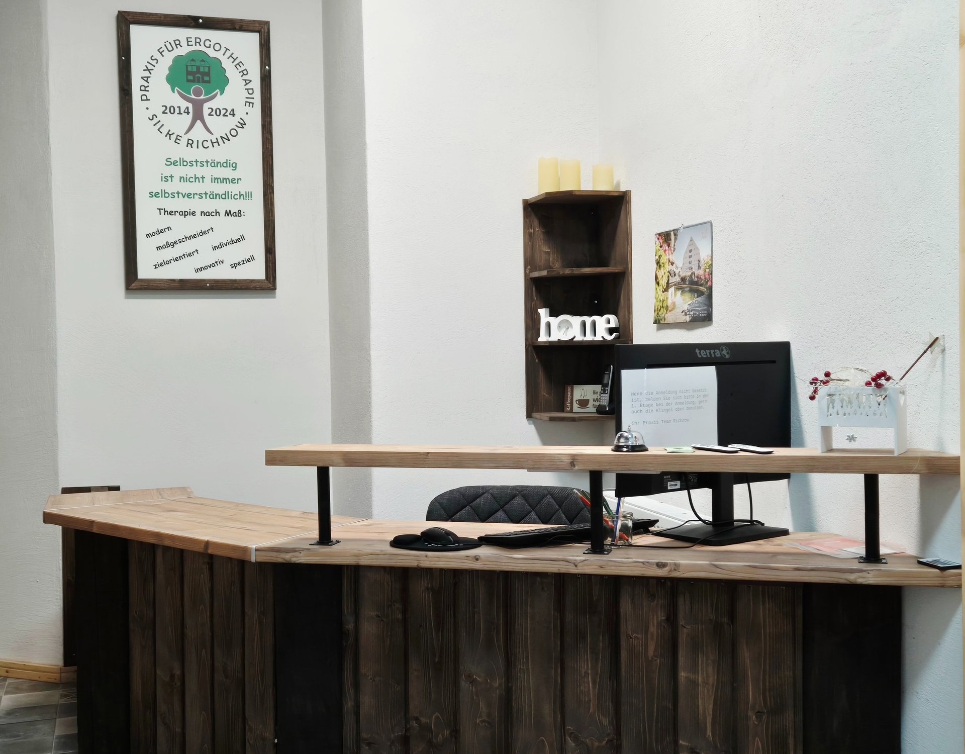 gray computer monitor