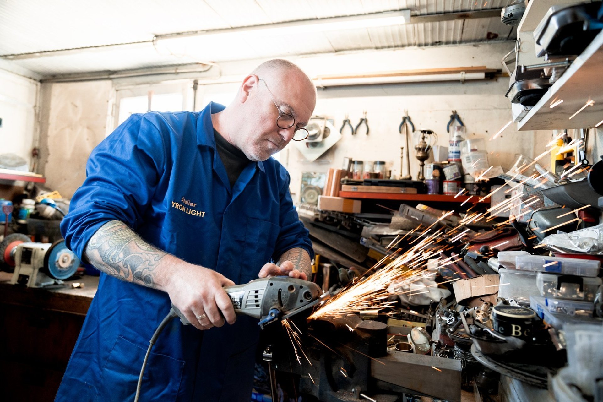 gray computer monitor