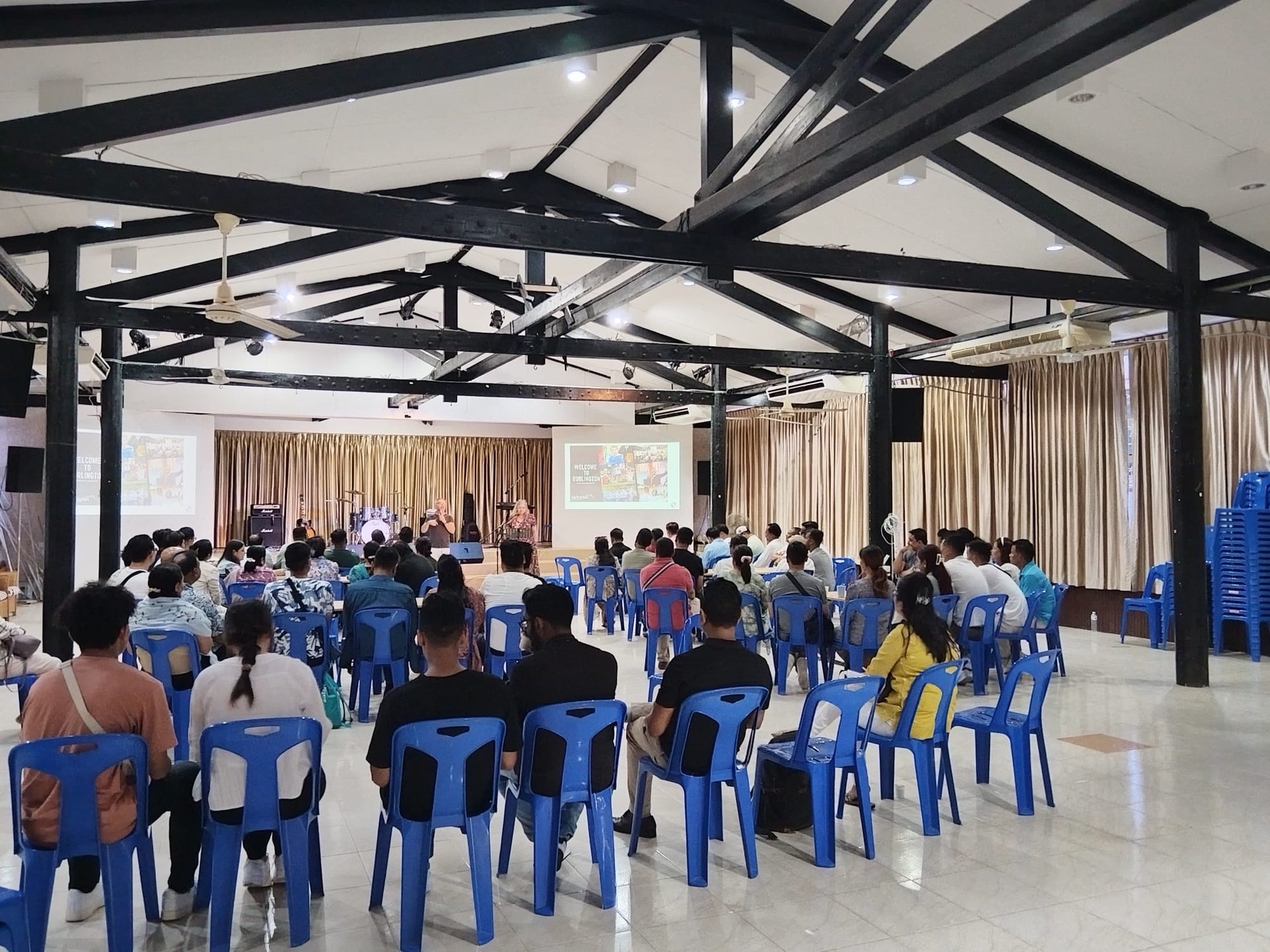 gray computer monitor