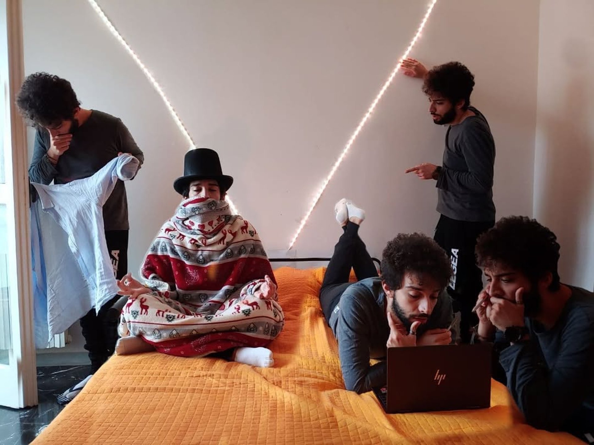 gray computer monitor