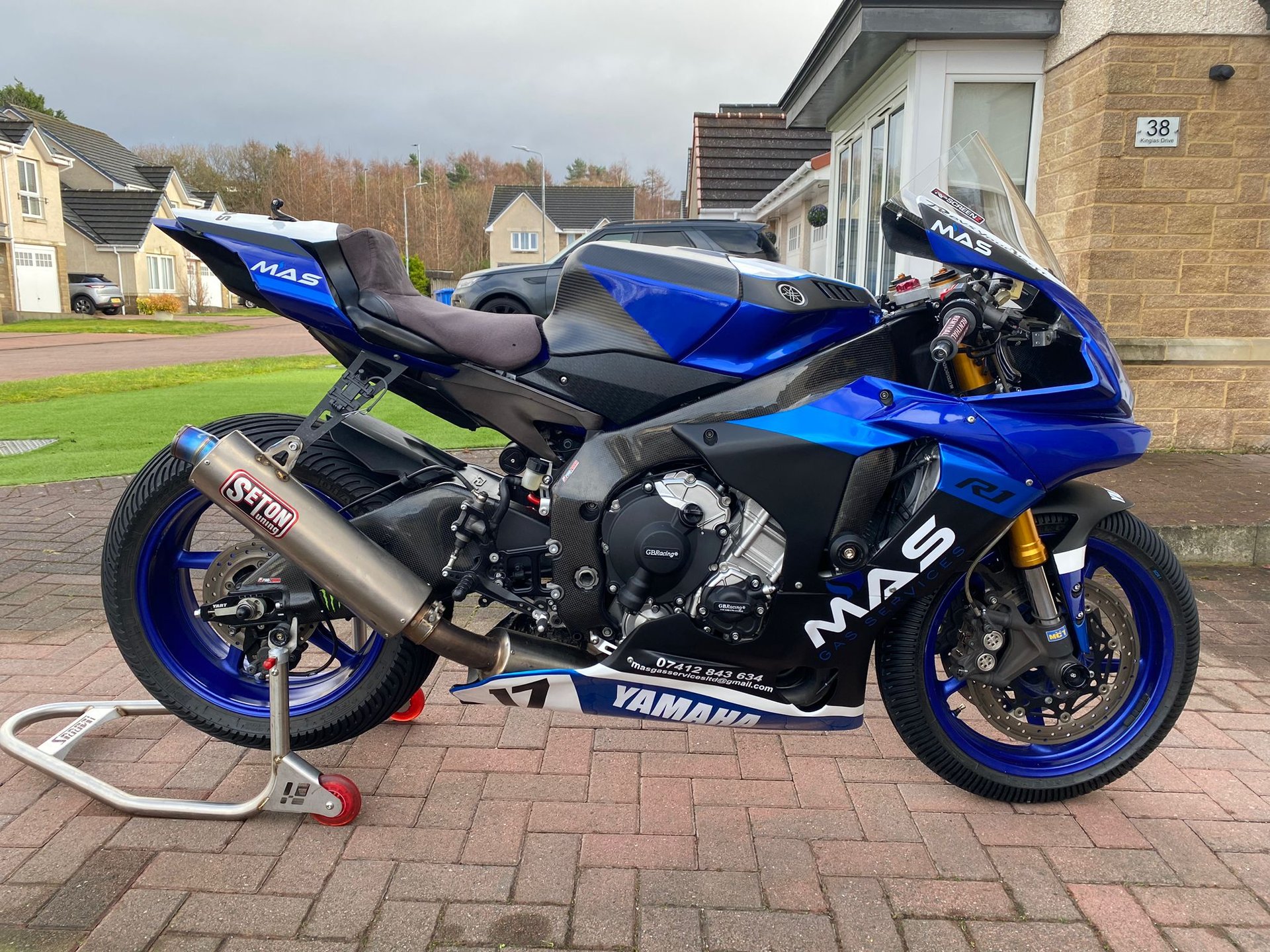 black and white bed linen