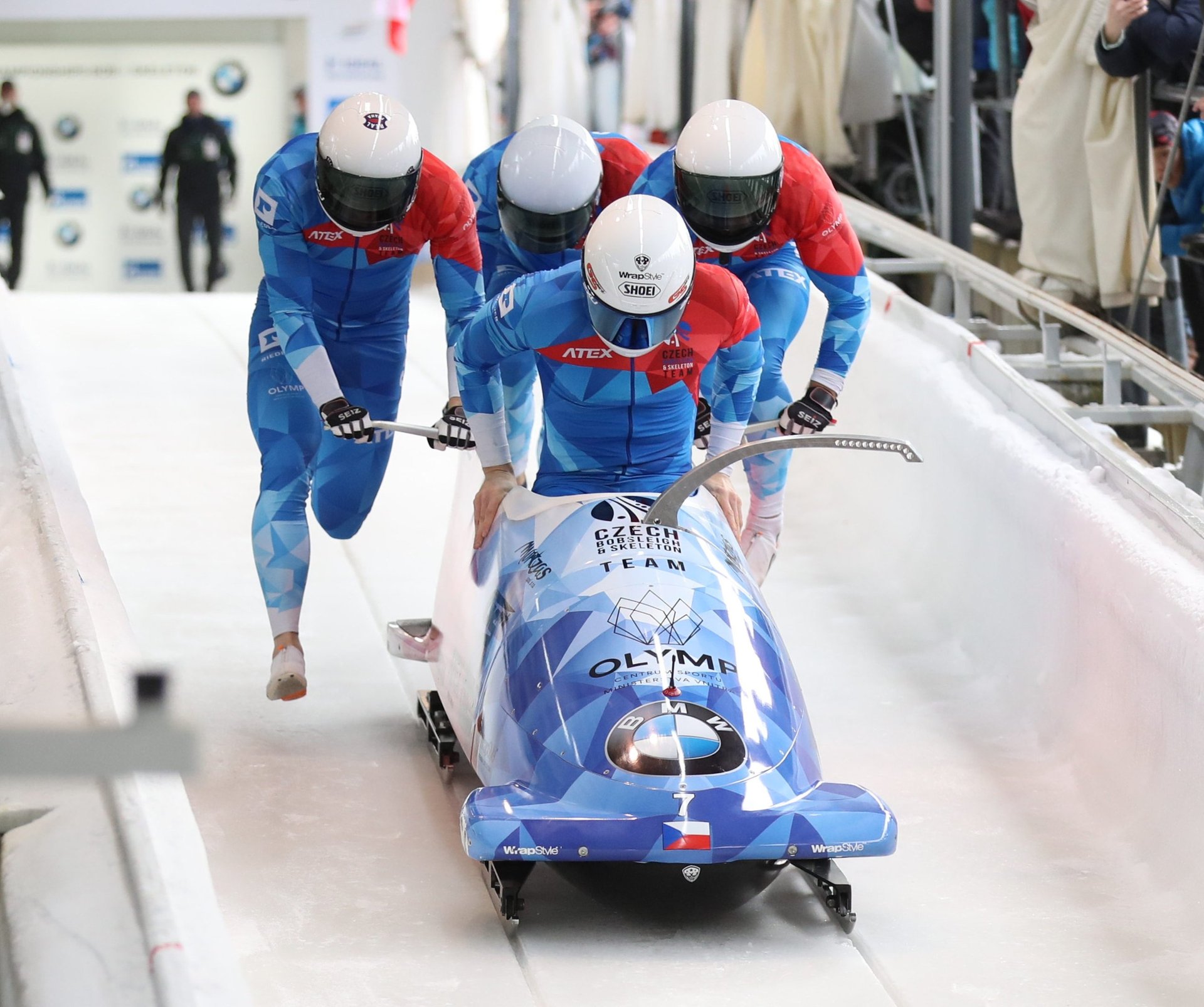 gray computer monitor