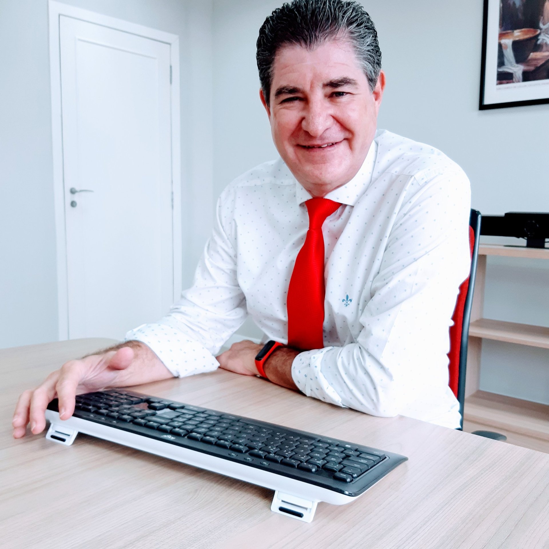 gray computer monitor