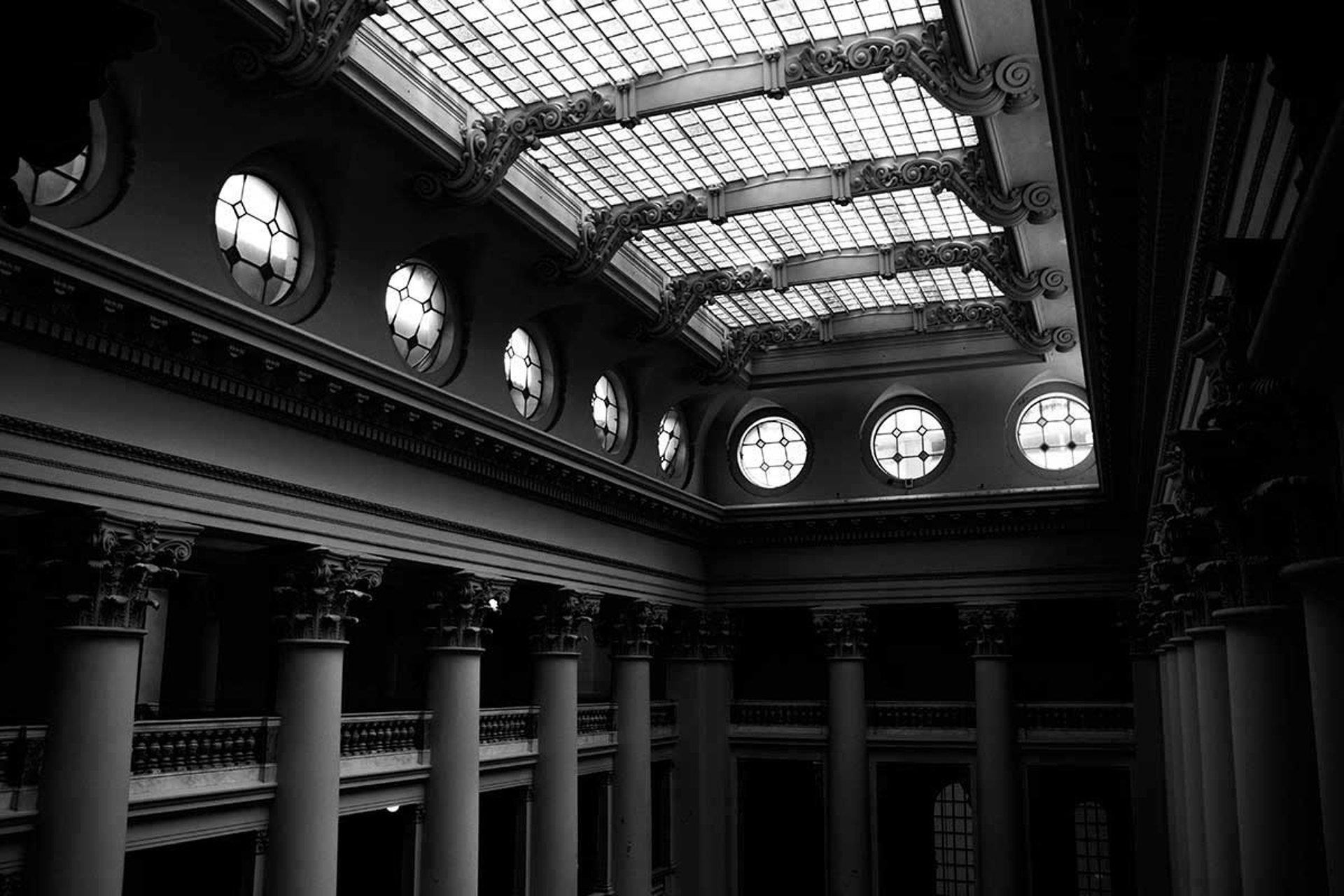 gray computer monitor