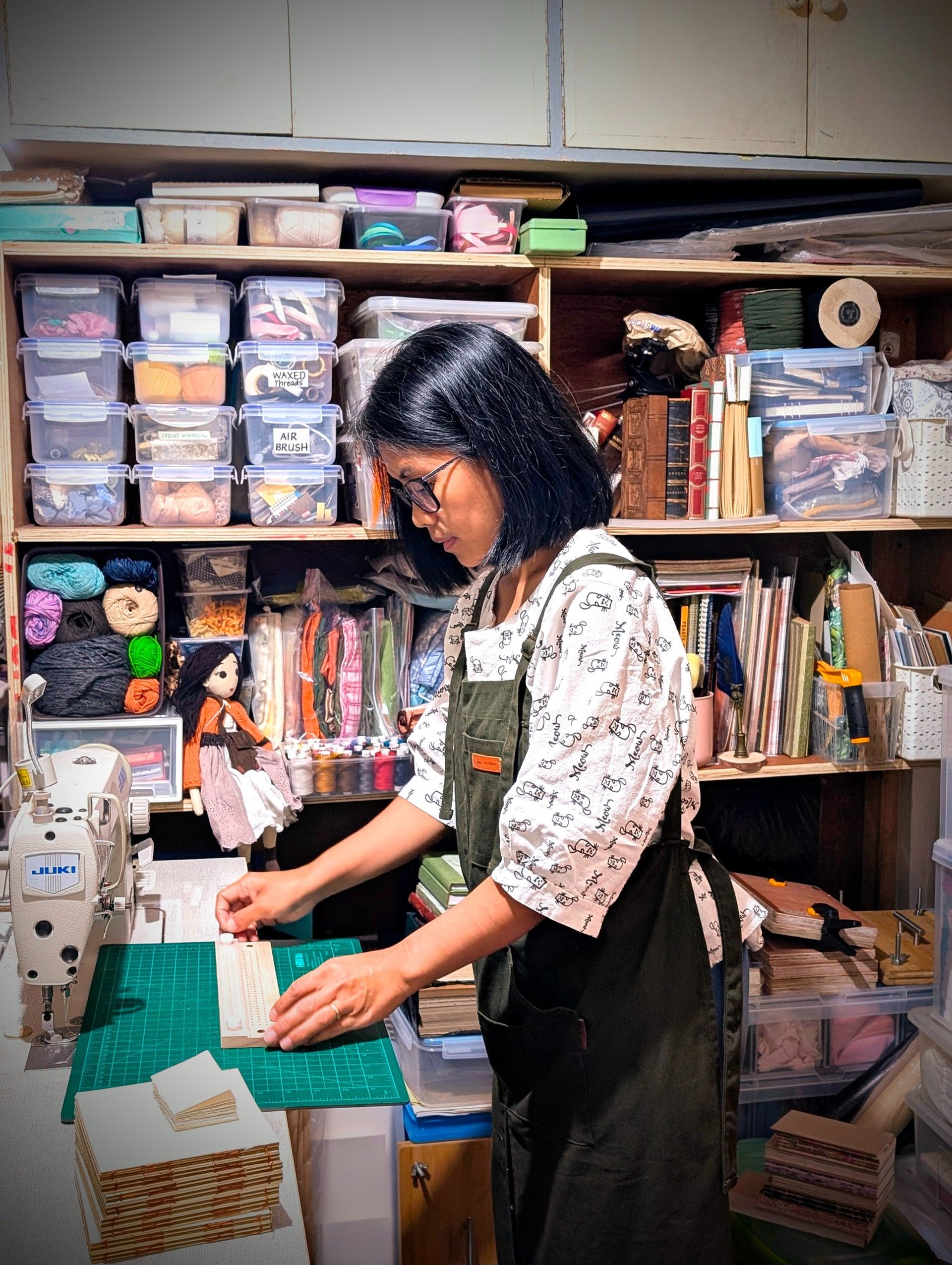 Lenny working on her workshop, prepare thread to sew her journal