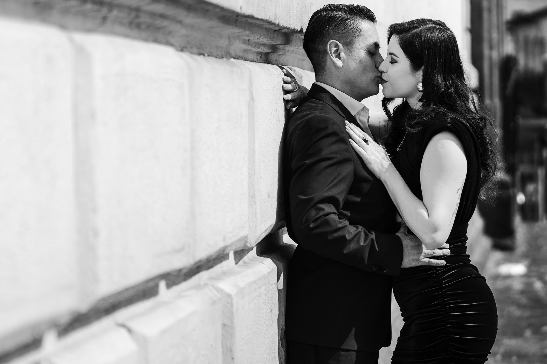 Foto profesional de sesión preboda pedida de mano de pareja elegante en el centro histórico de Quito, Ecuador