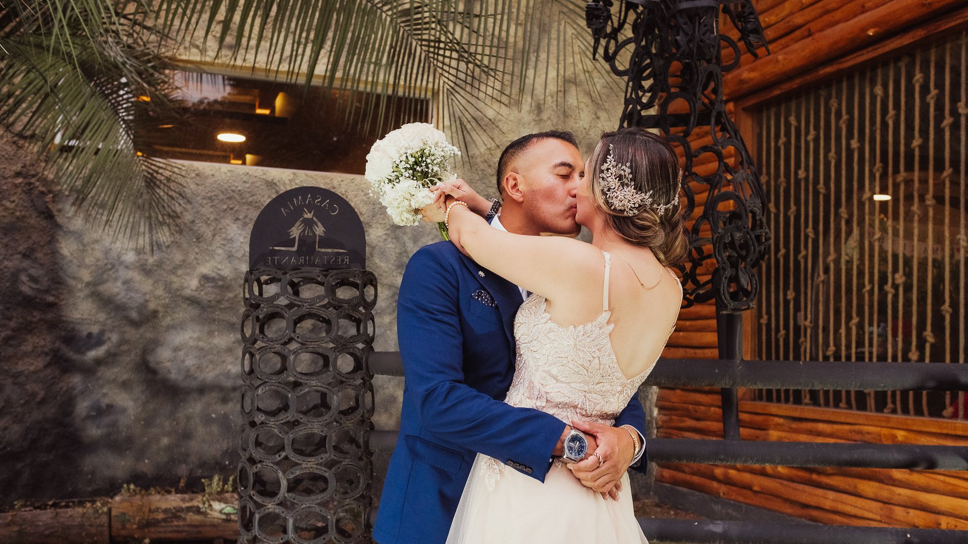 Fotografía profesional de boda en Quito, Ecuador. Pareja recién casada dándose un beso apasionado en un hermoso lugar