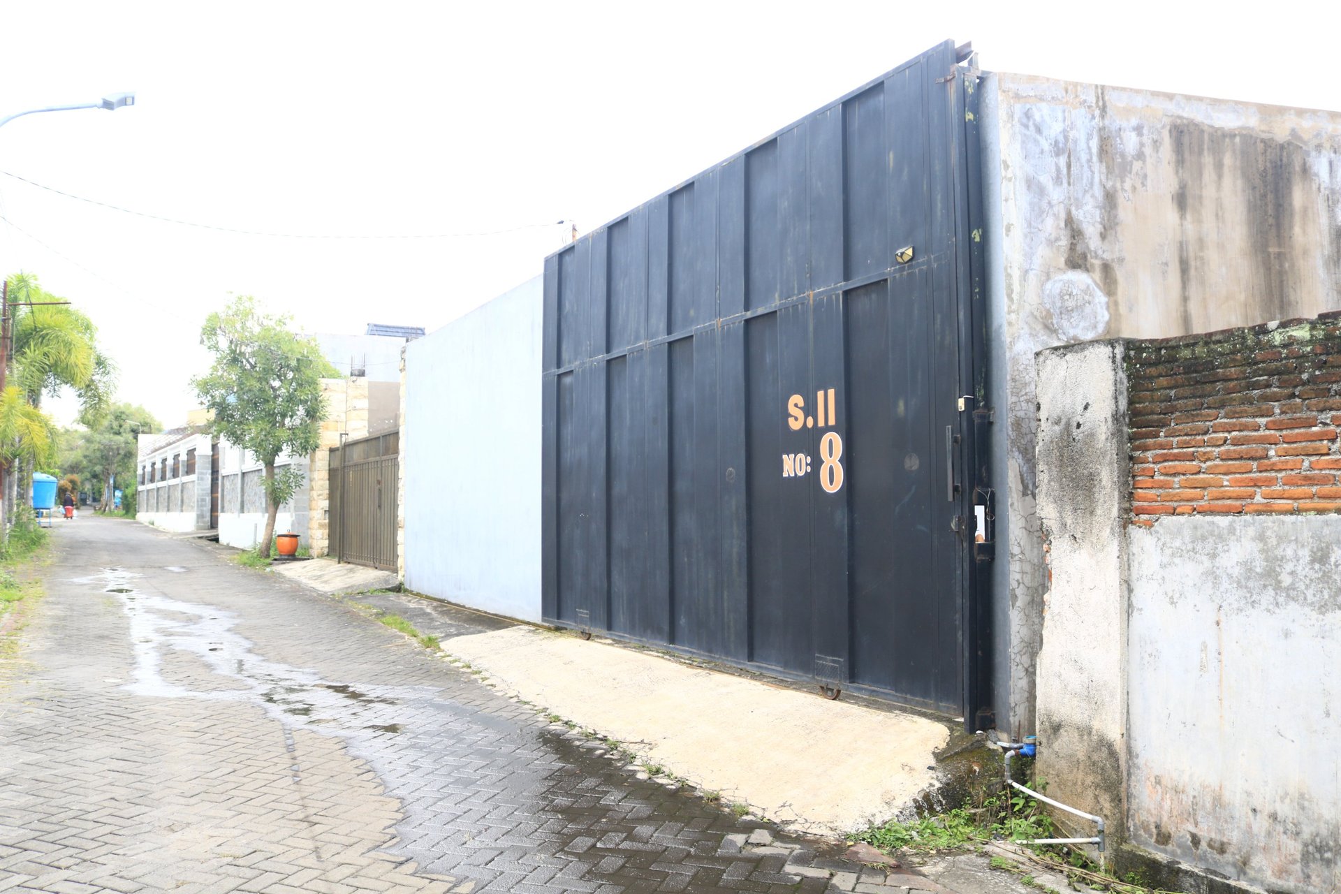 an abstract photo of a curved building with a blue sky in the background