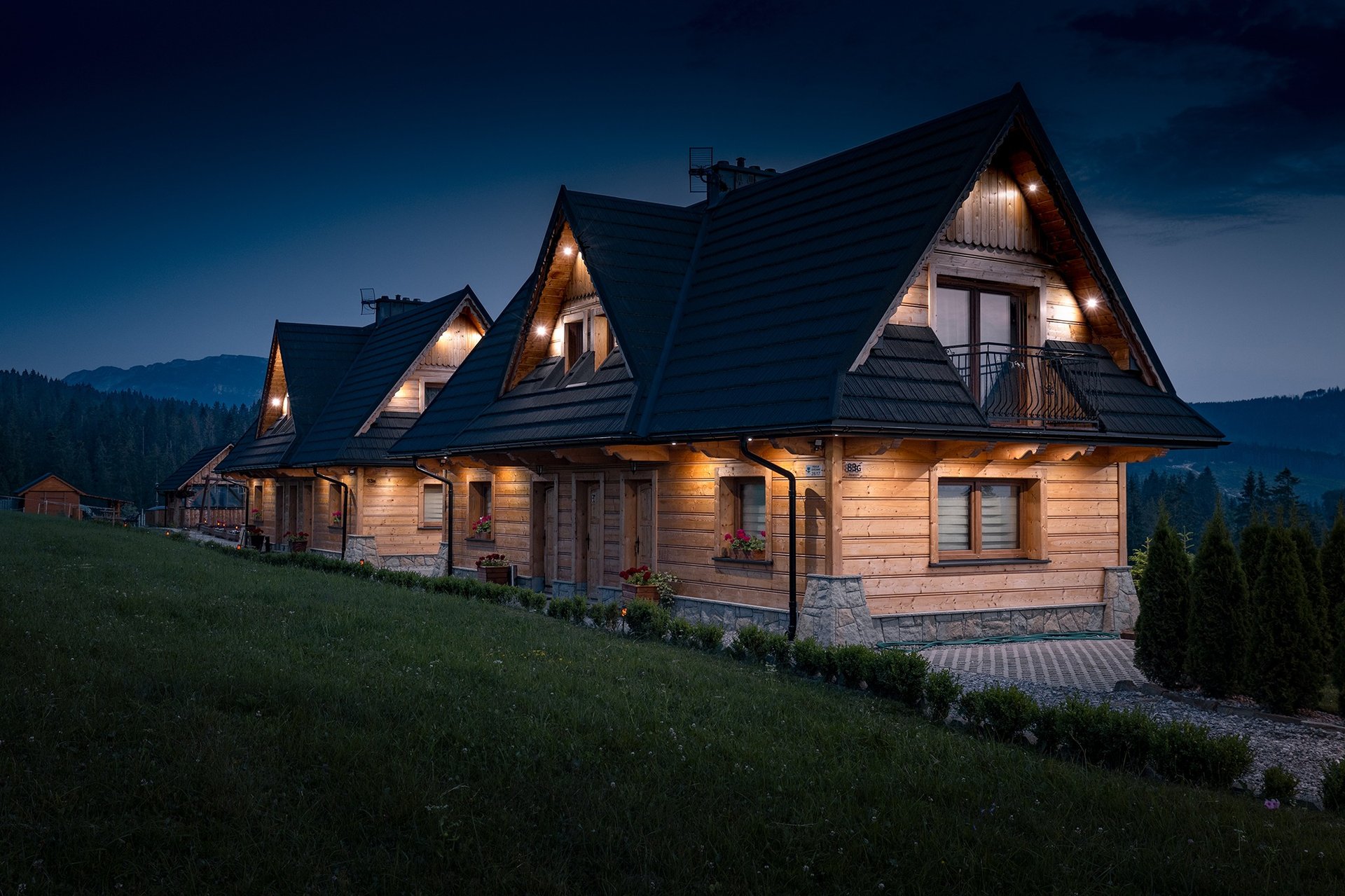 gray computer monitor