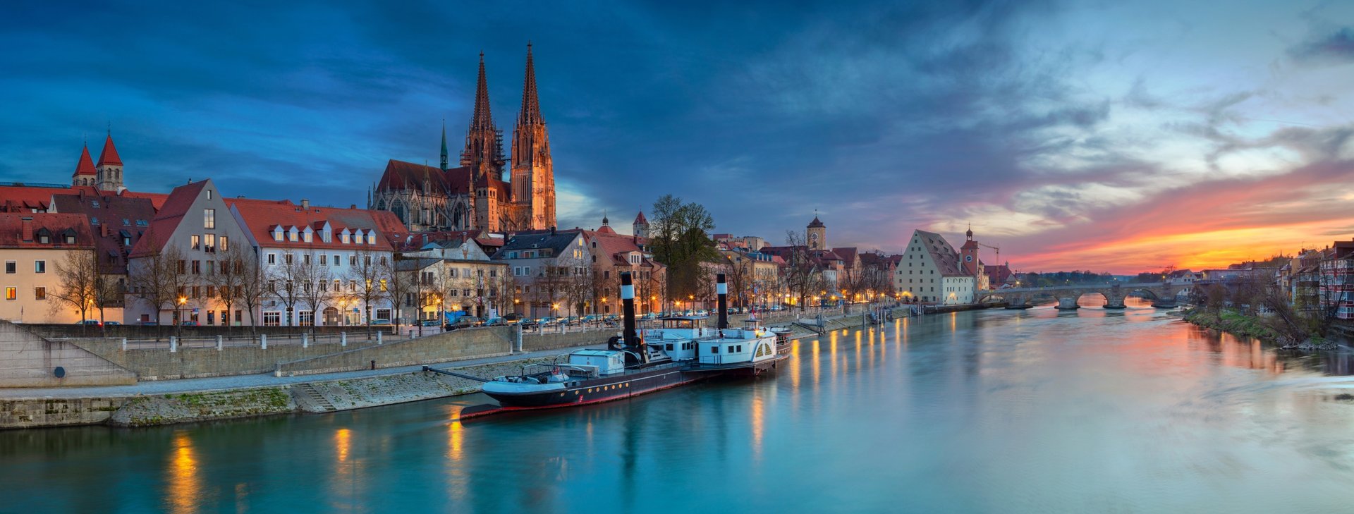 gray computer monitor