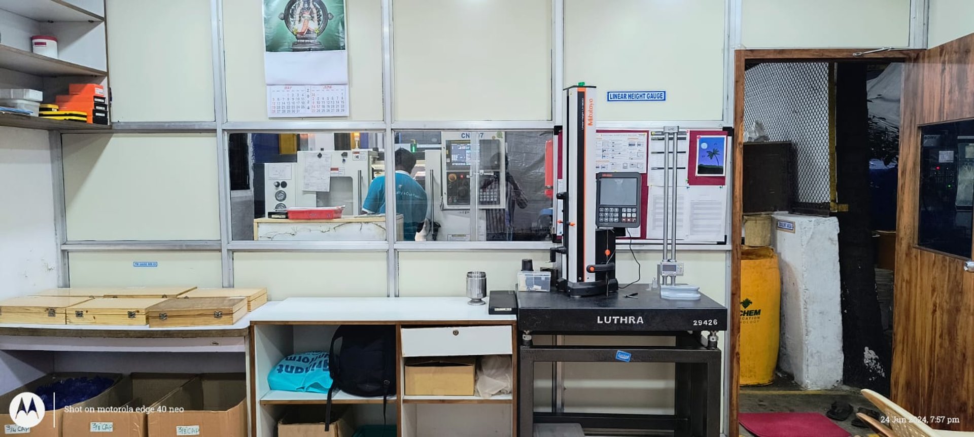 gray computer monitor