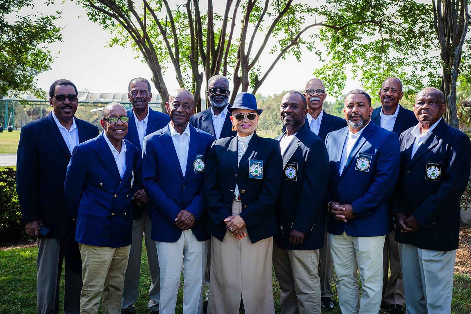 Par Four Golf Club group photo outside