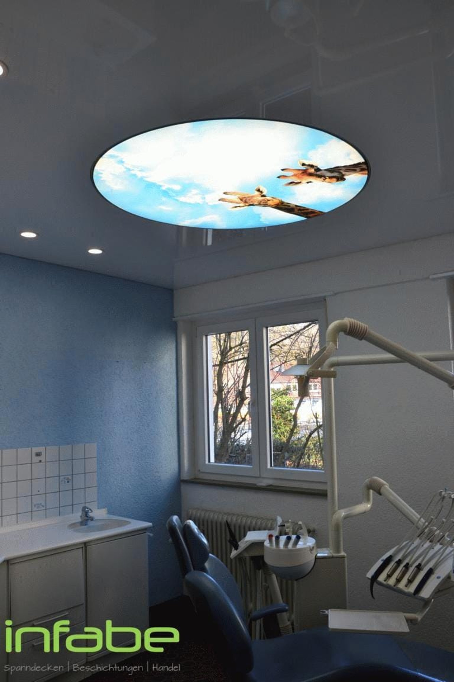 Spanndecke mit Lichtmodule - Arztpraxis 