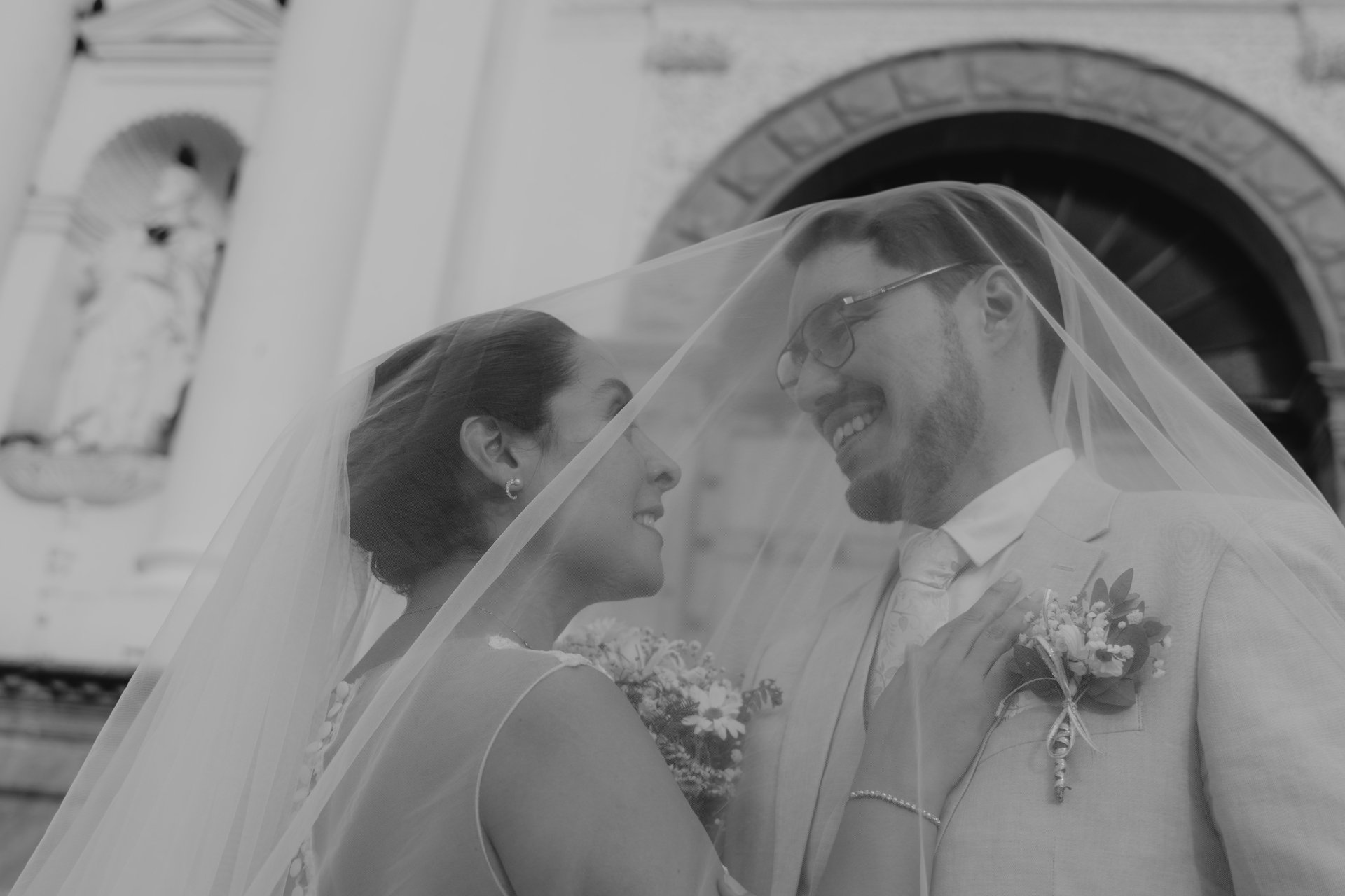 black and white bed linen