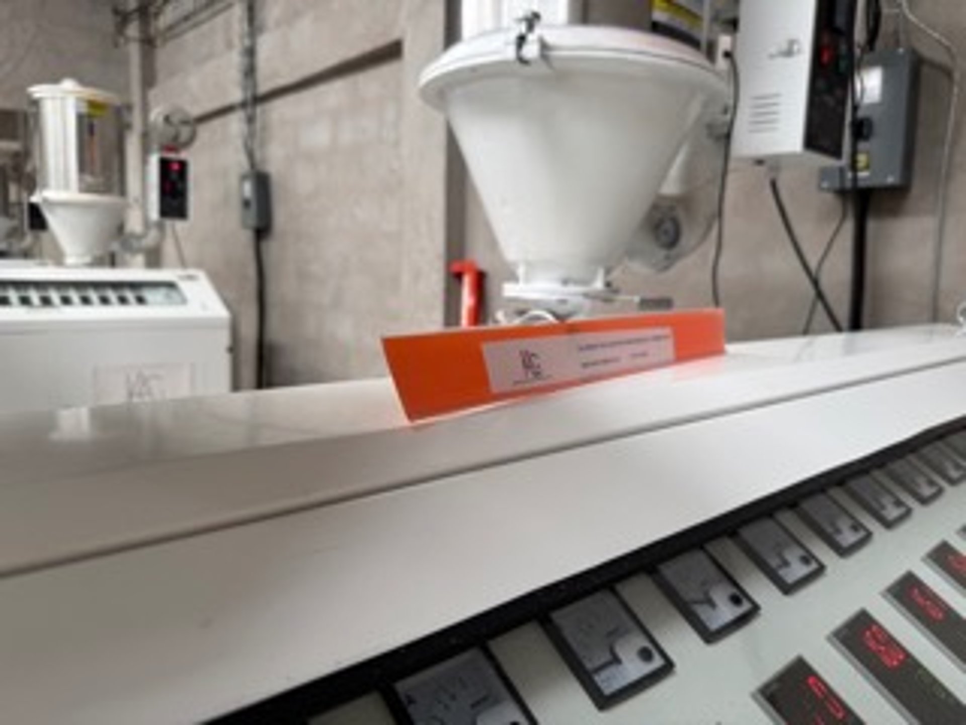 gray computer monitor