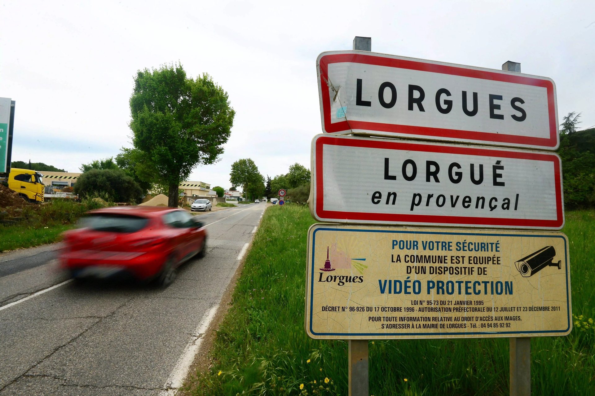 Panneau d’entrée de la commune de Lorgues dans le Var (83), lieu d’une installation photovoltaïque résidentielle en Provence