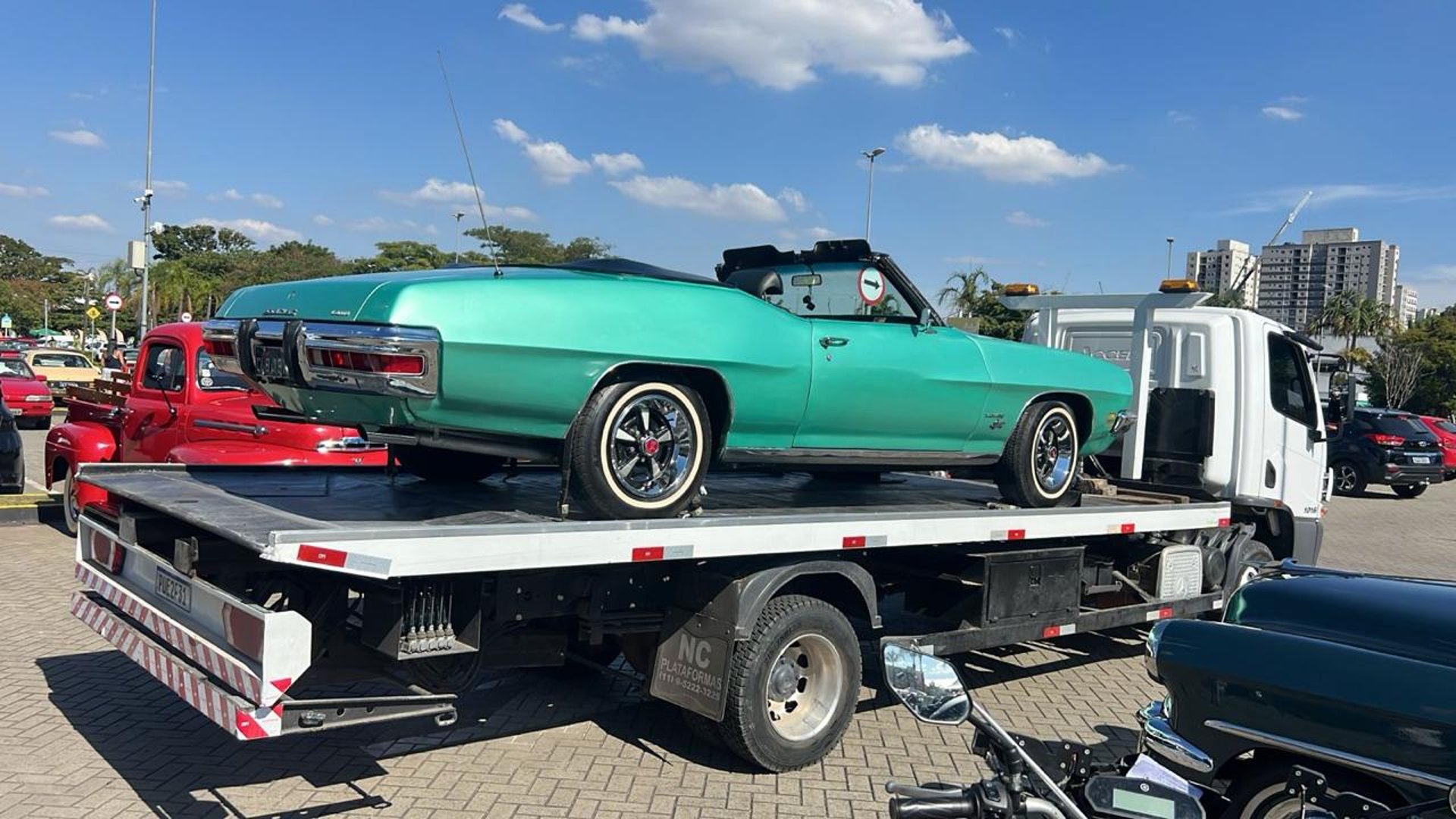 gray computer monitor