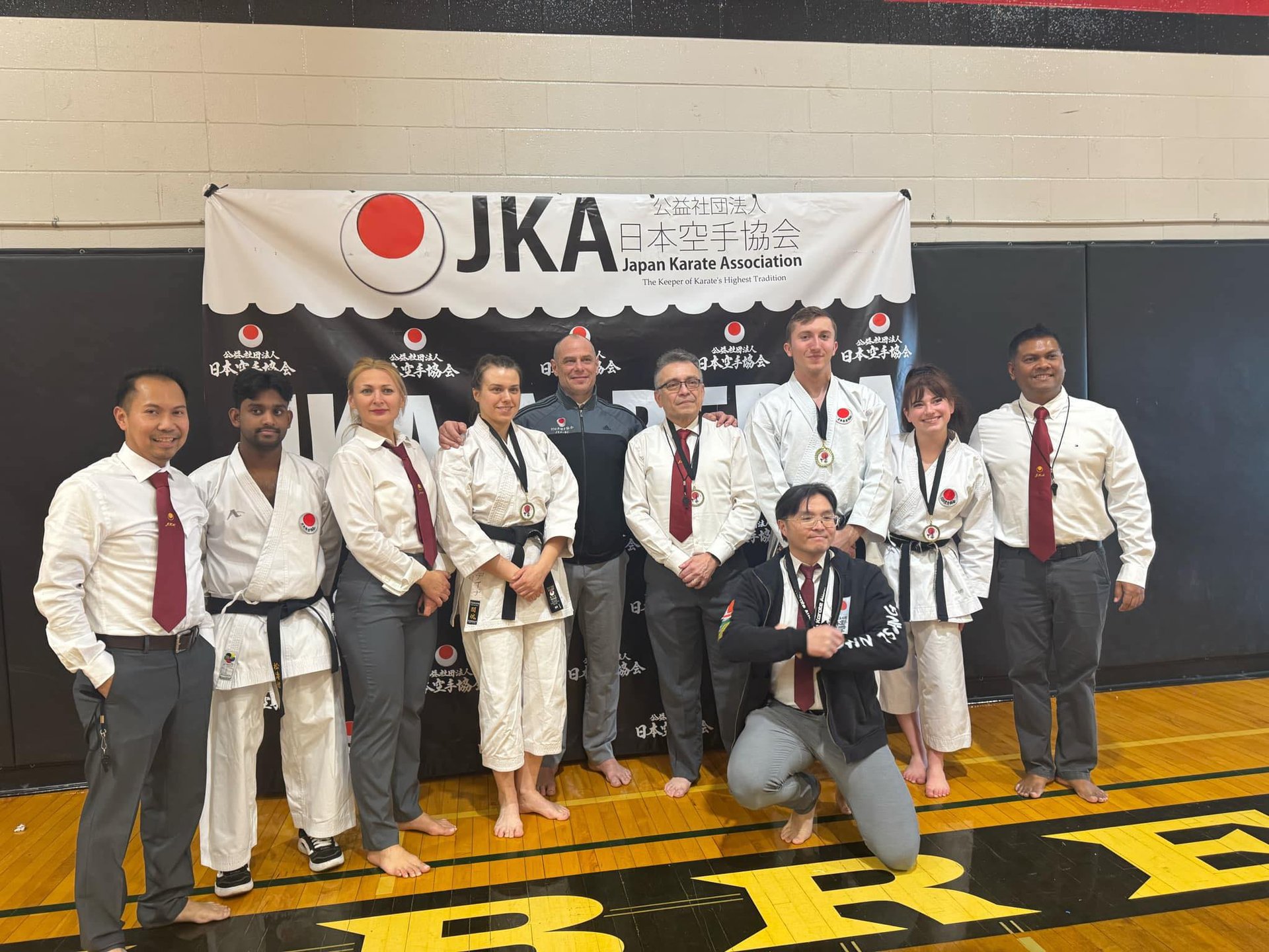 gray computer monitor