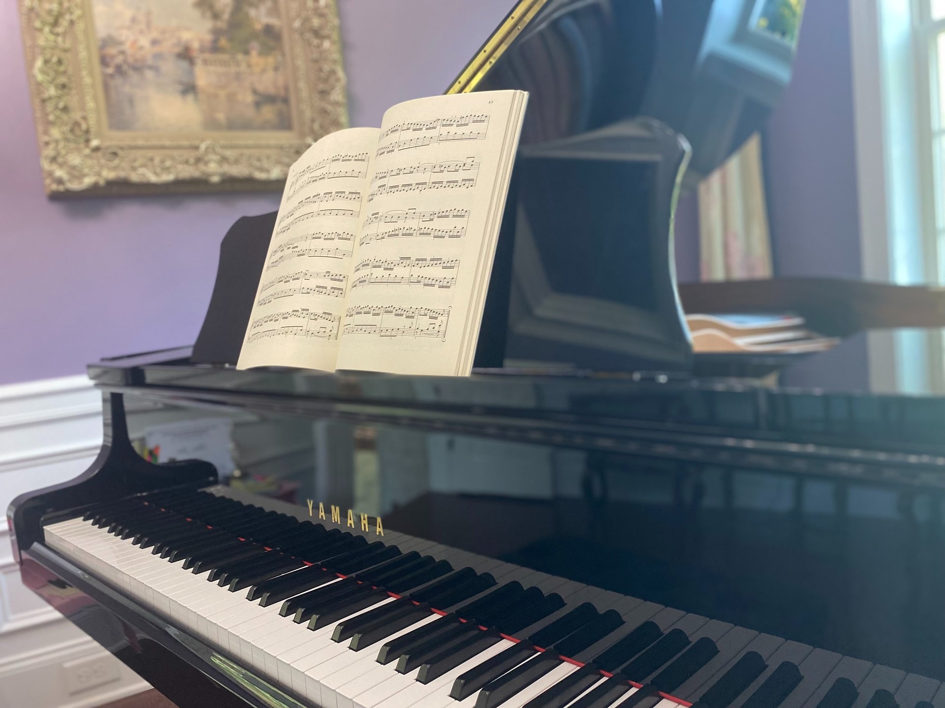 black and white piano in close-up photography
