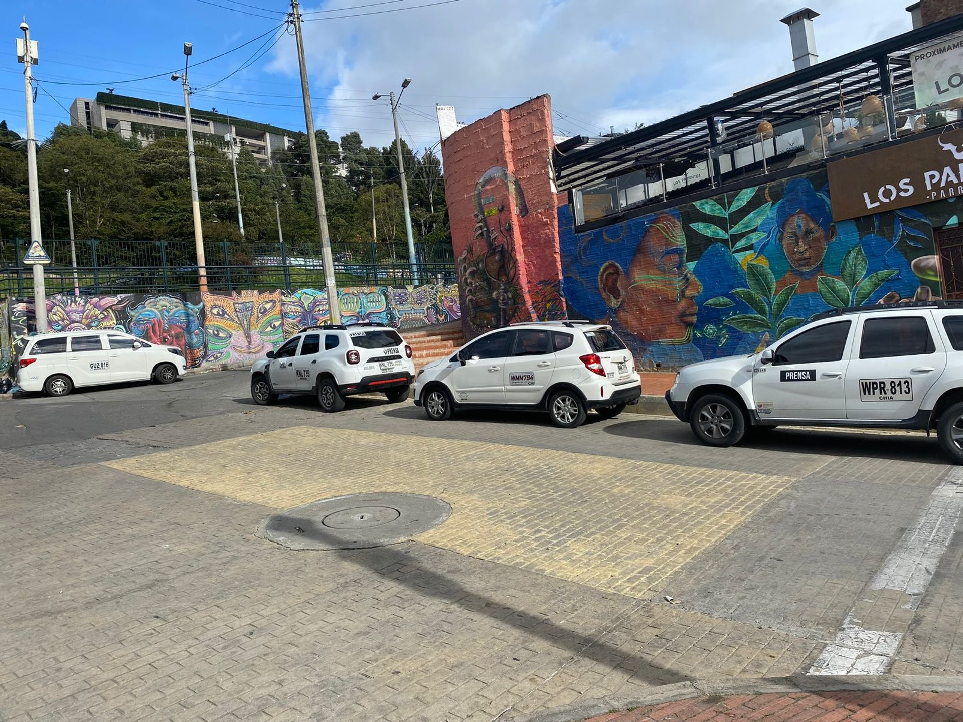 gray computer monitor