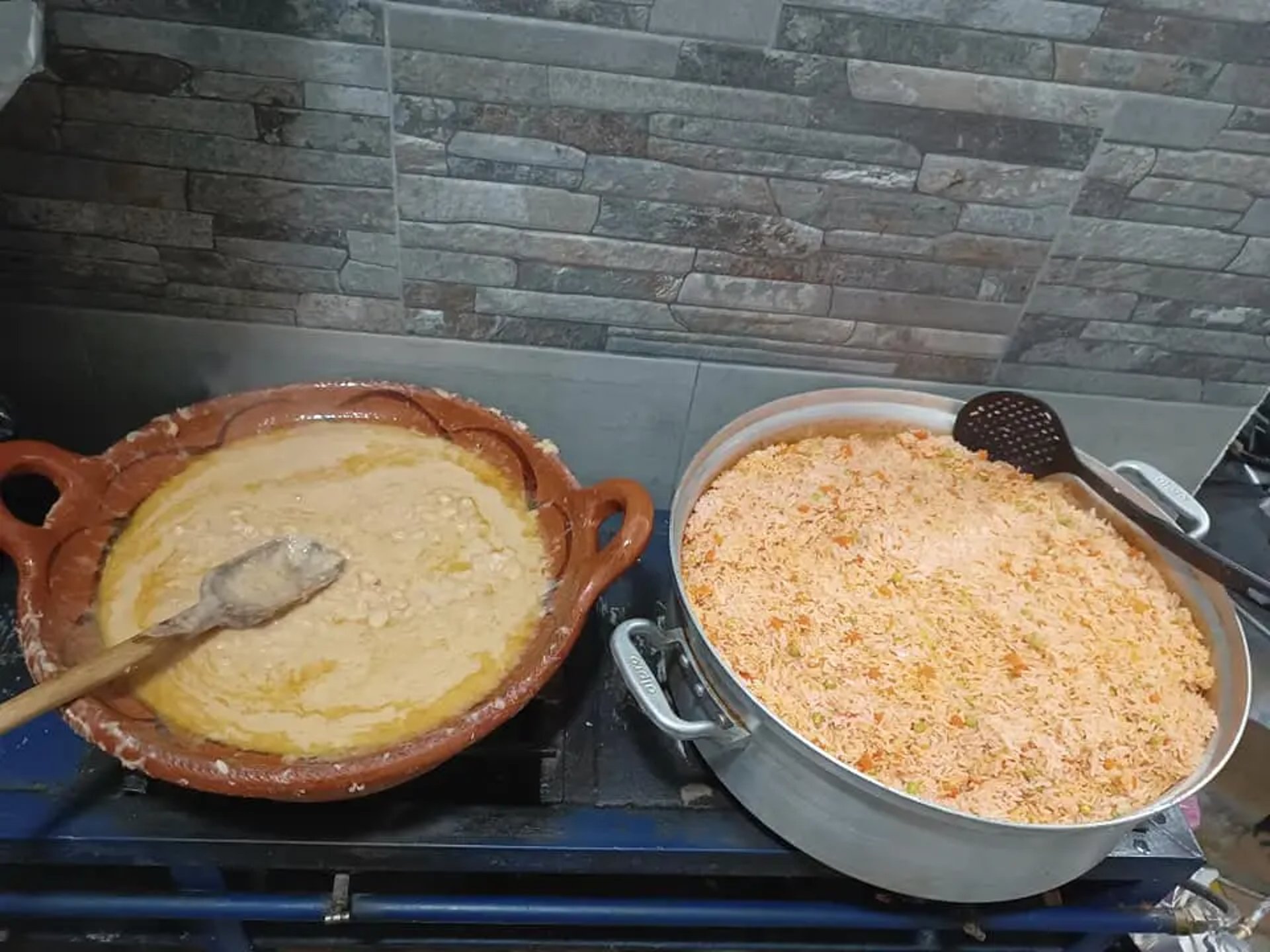 Preparacion de arroz rojo y frijoles tradicionales para servicio de carnitas en eventos
