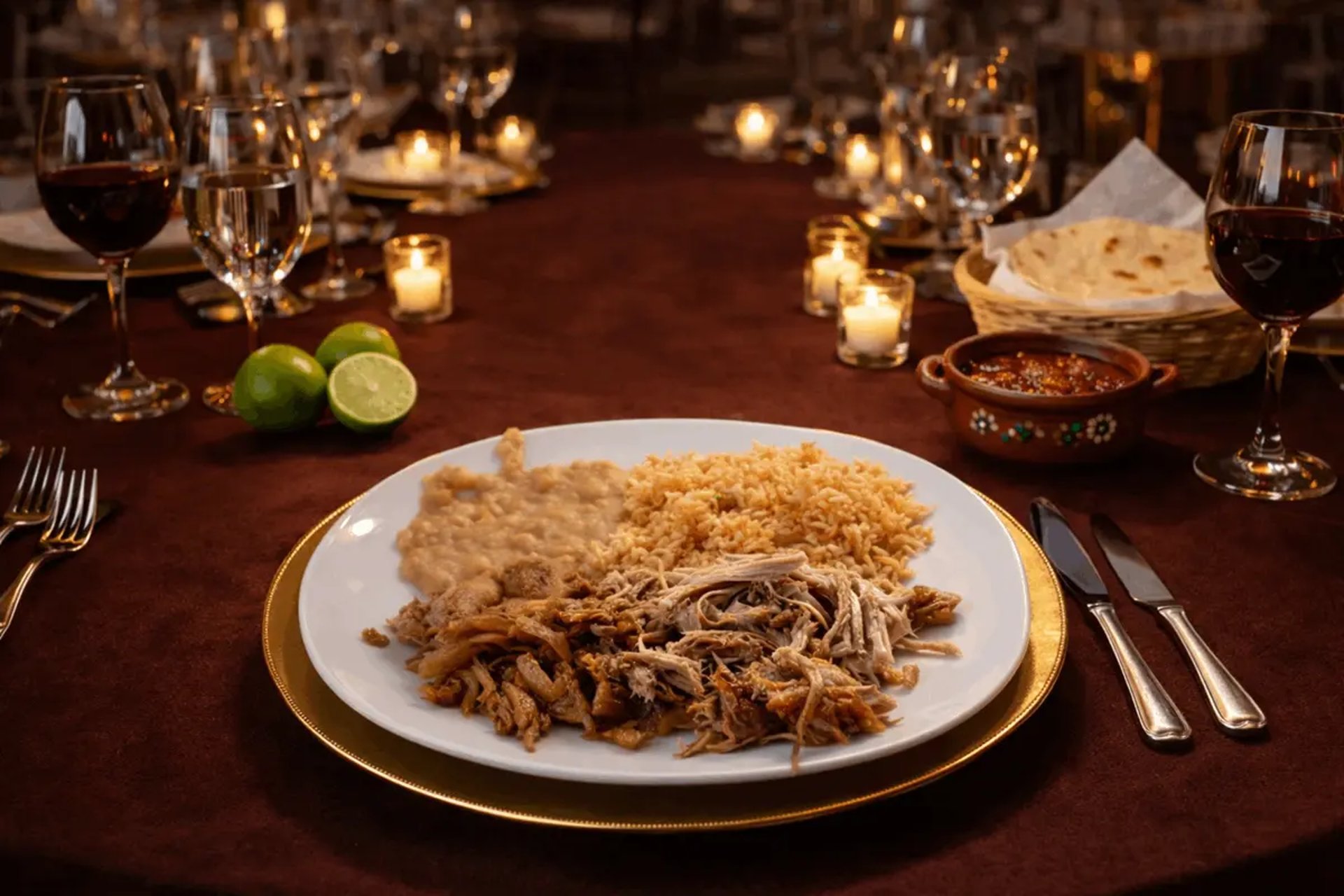 Plato de barbacoa de res con arroz y frijoles en cena formal para evento en Querétaro.