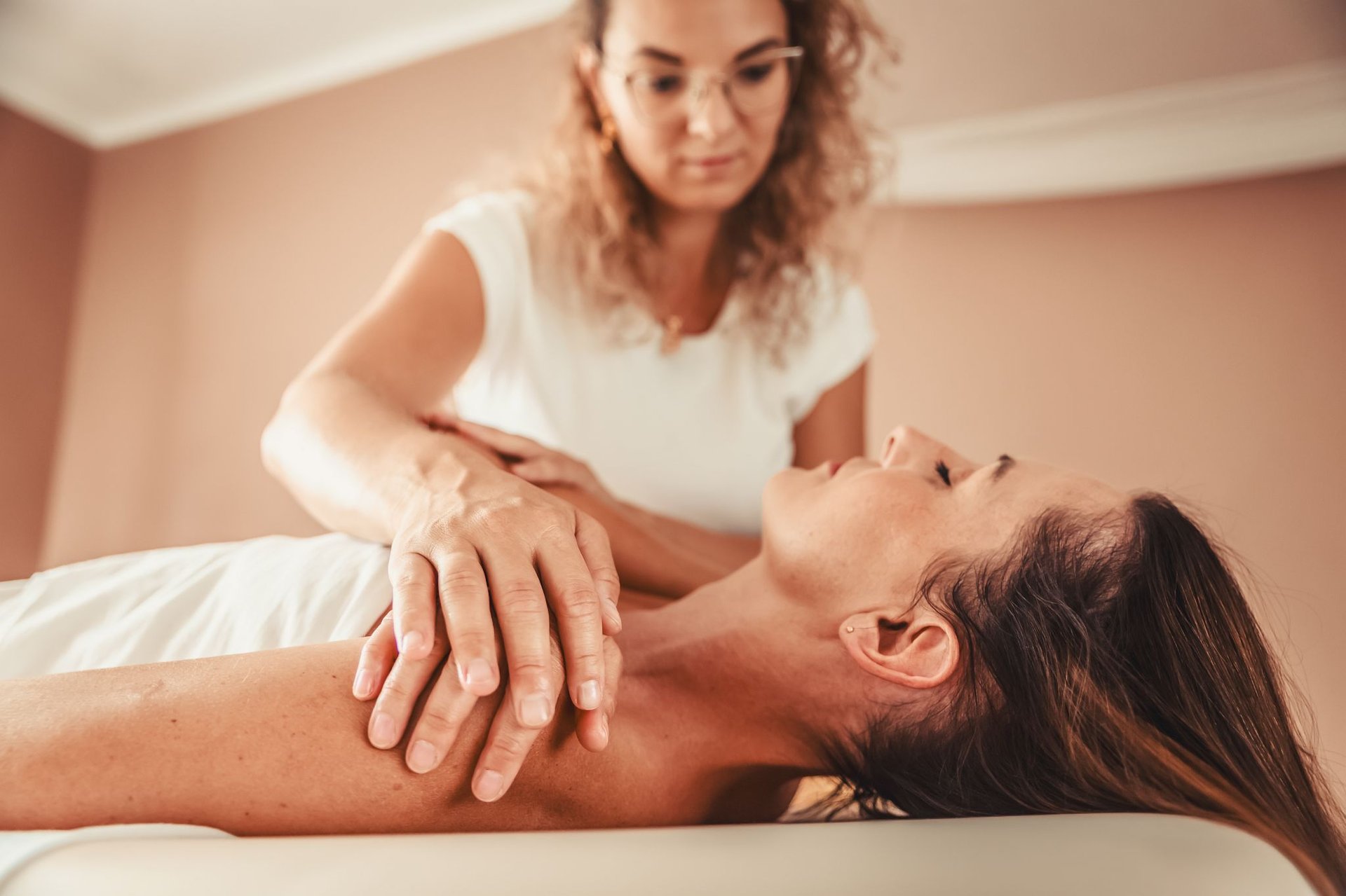 Emilia Tura wykonuje masaż w Jaworznie, metodą Lomi Lomi Bodywork