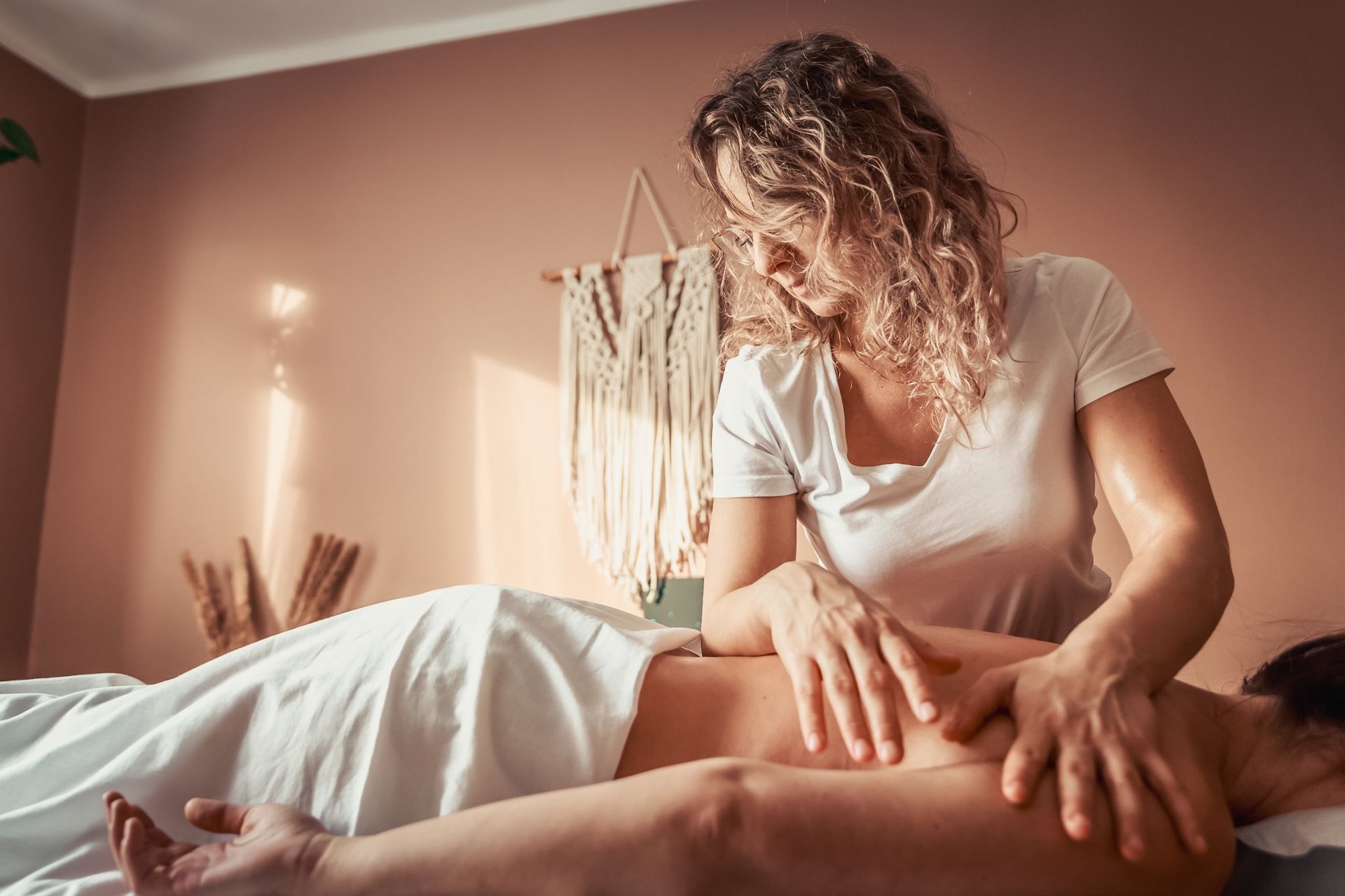 Emilia Tura wykonuje masaż w Jaworznie, metodą Lomi Lomi Bodywork