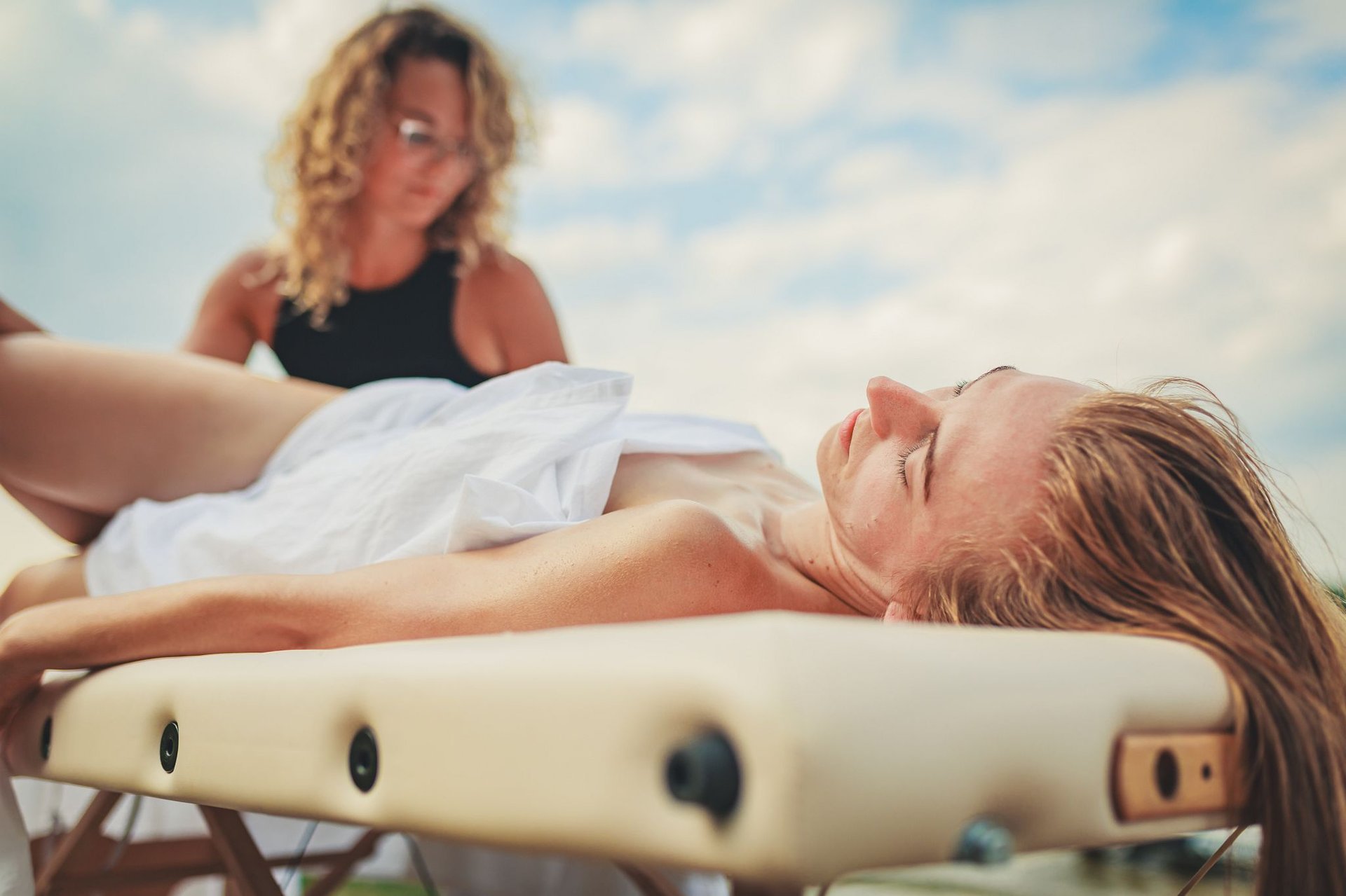 Emilia Tura wykonuje masaż w Jaworznie, metodą Lomi Lomi Bodywork