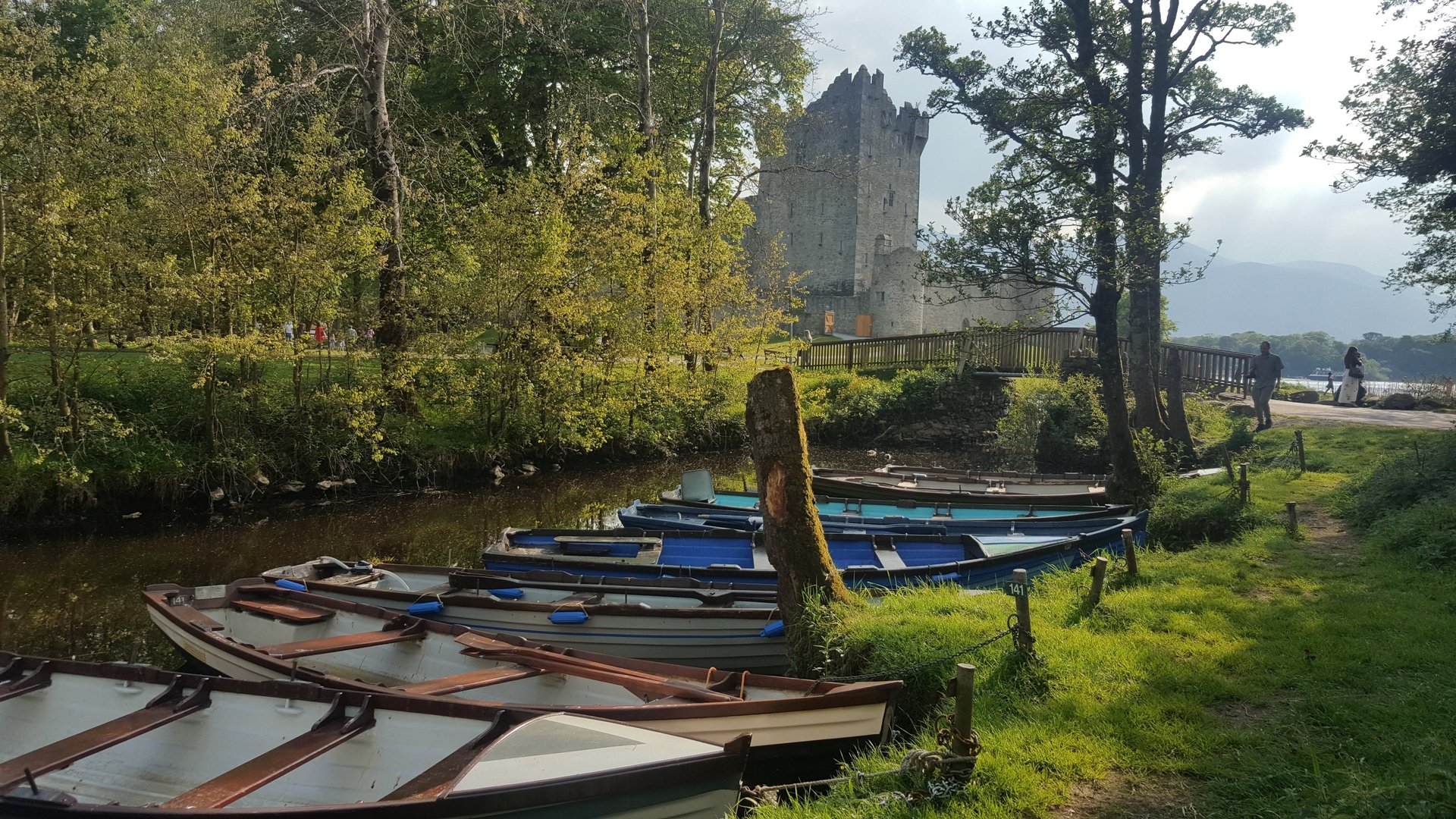 black and white bed linen