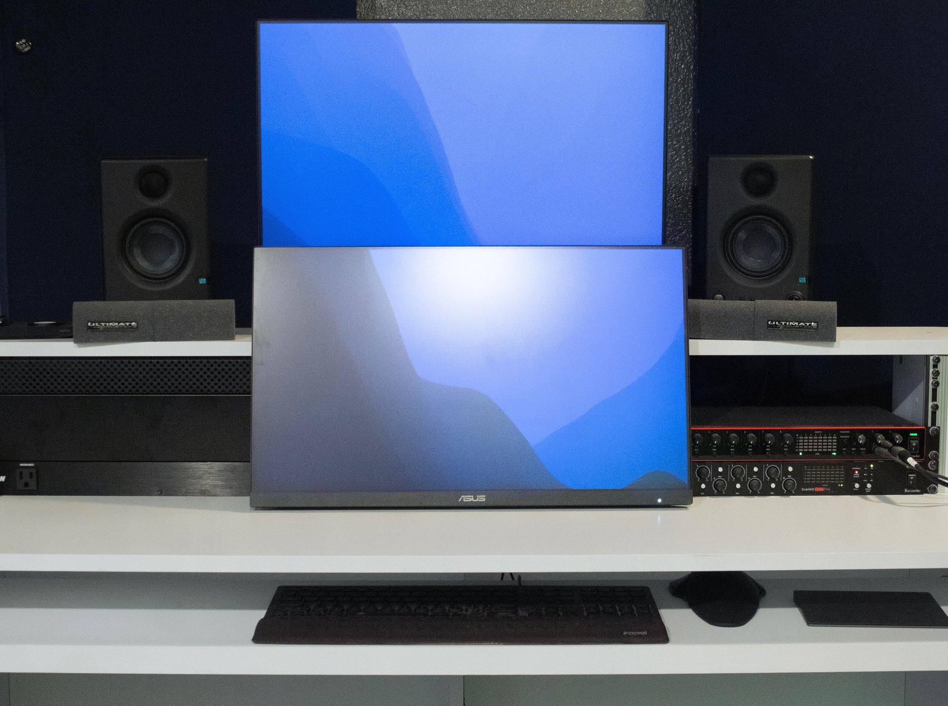 gray computer monitor