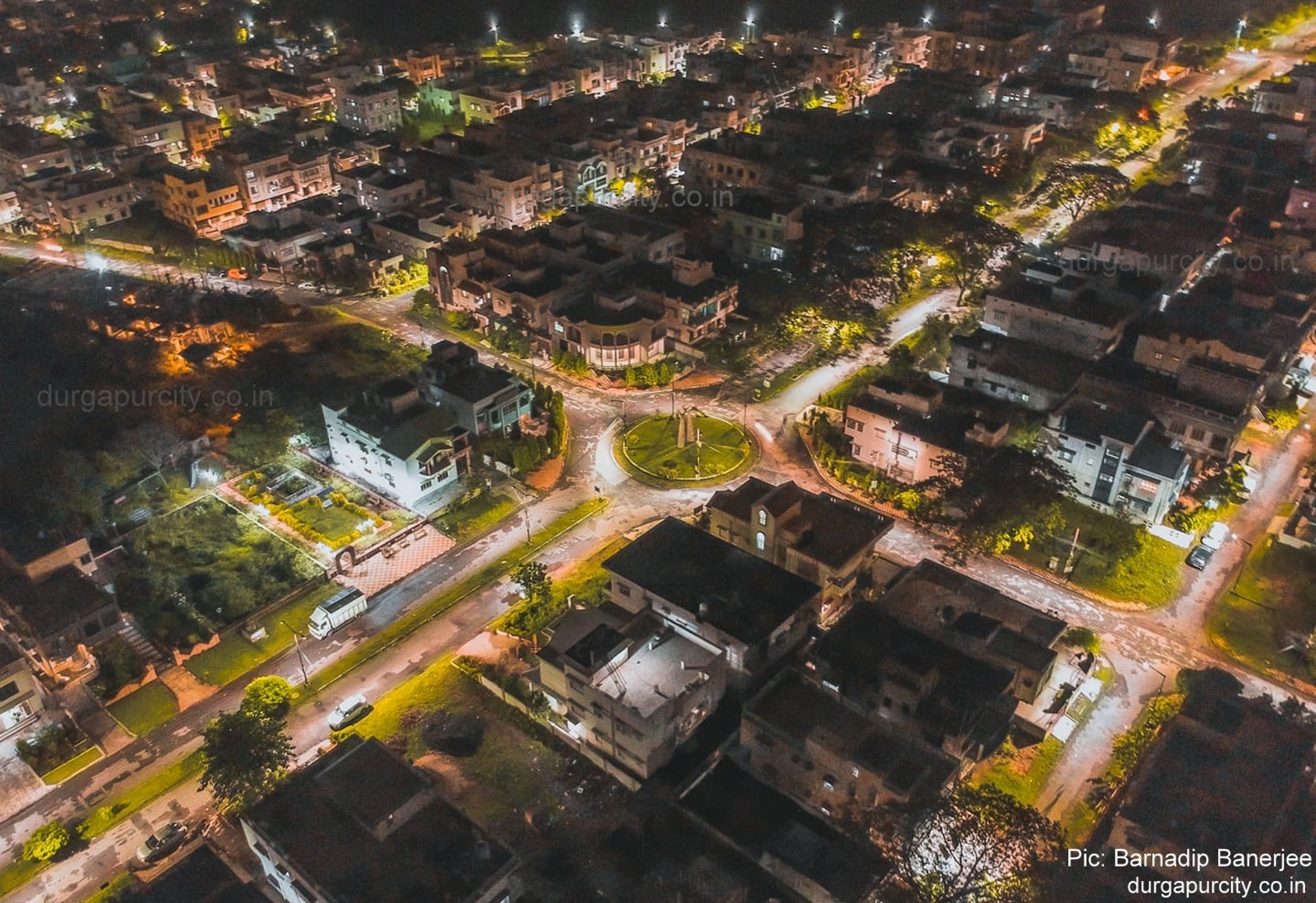 gray computer monitor