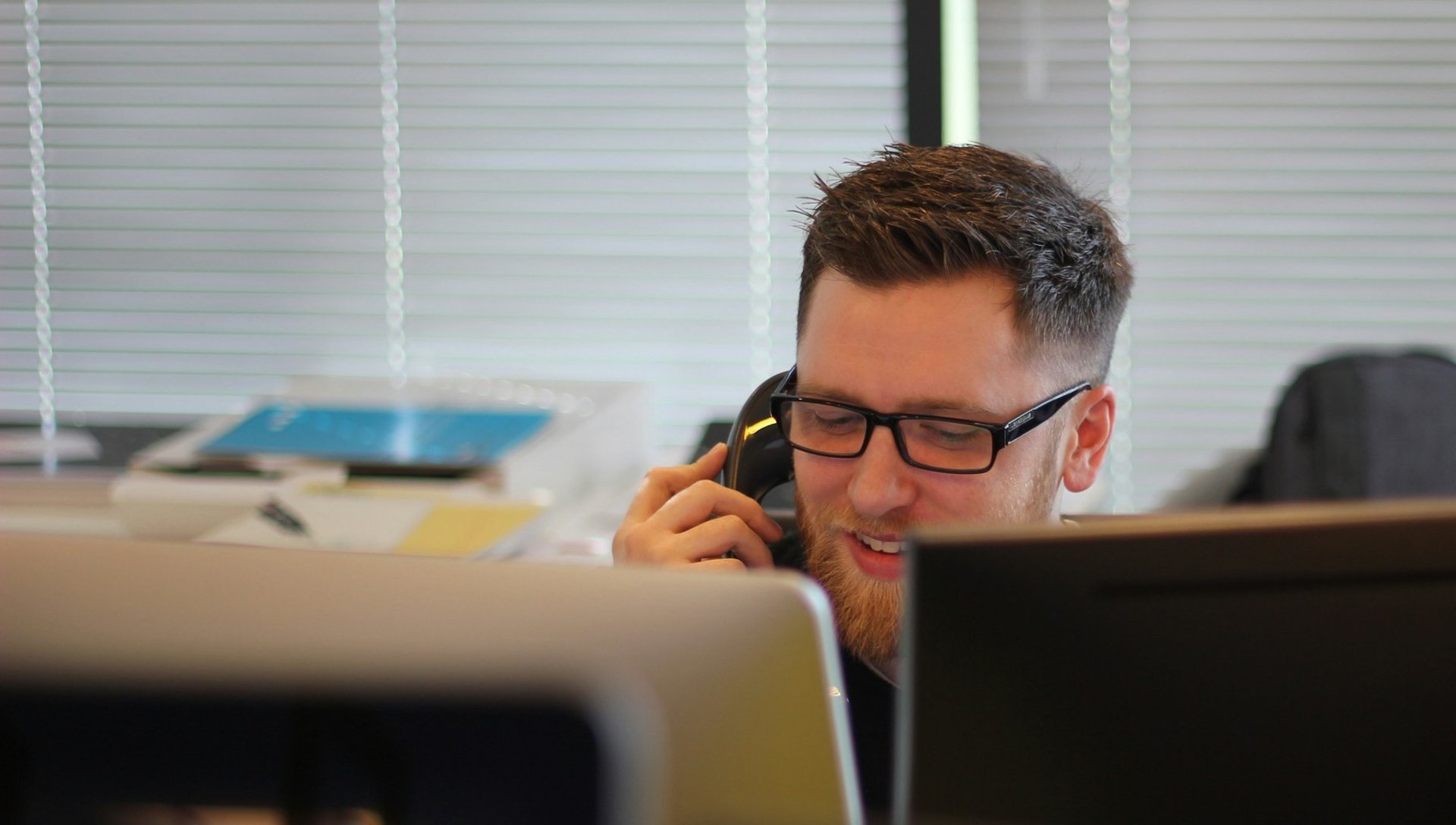 gray computer monitor