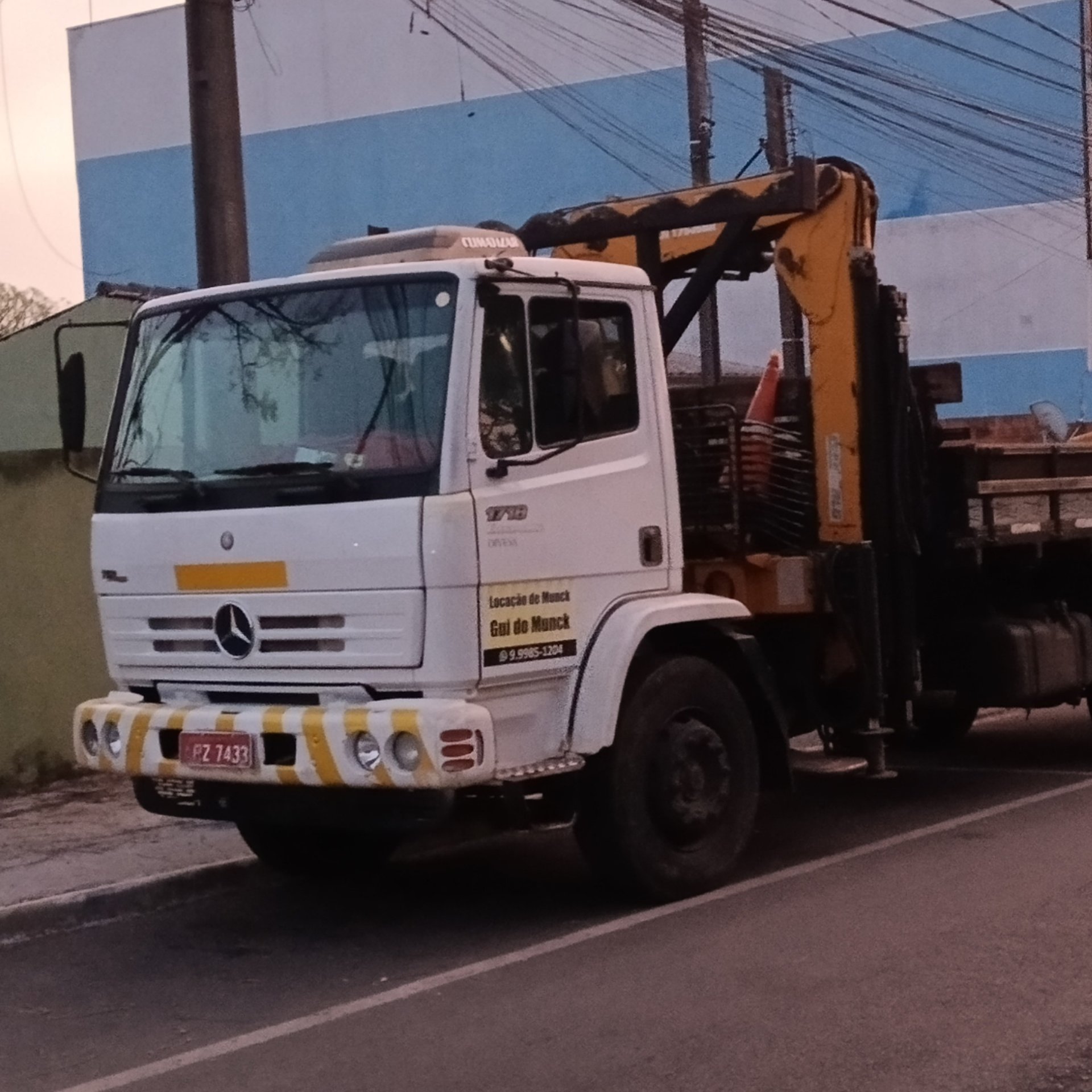 gray computer monitor